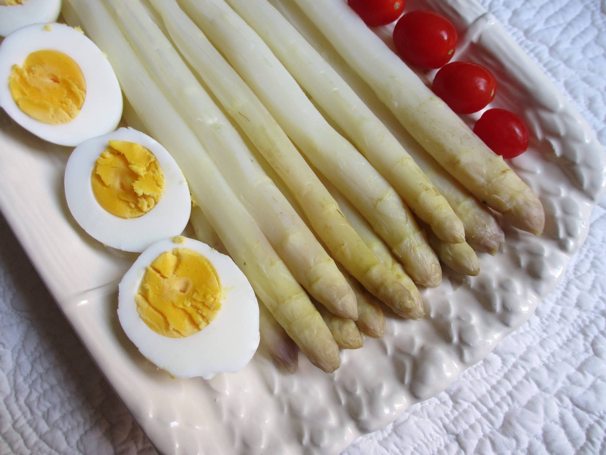 ASPERGES, ŒUFS DURS ET TOMATES CERISES