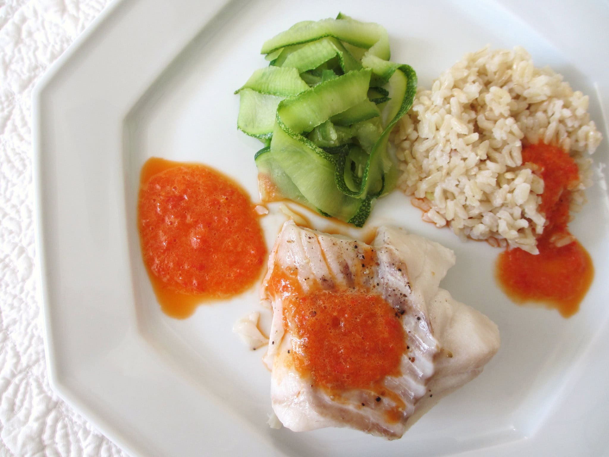 CABILLAUD AUX COURGETTES ET RIZ SAUCE POIVRON