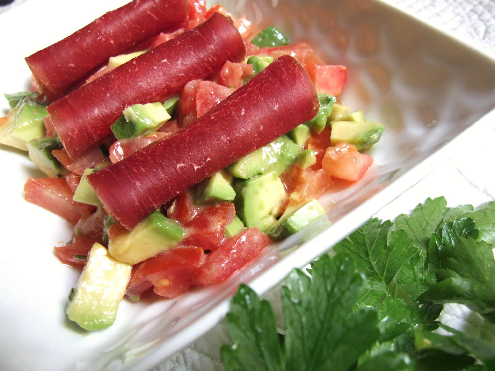 TARTARE DE TOMATE ET AVOCAT À LA VIANDE DES GRISONS