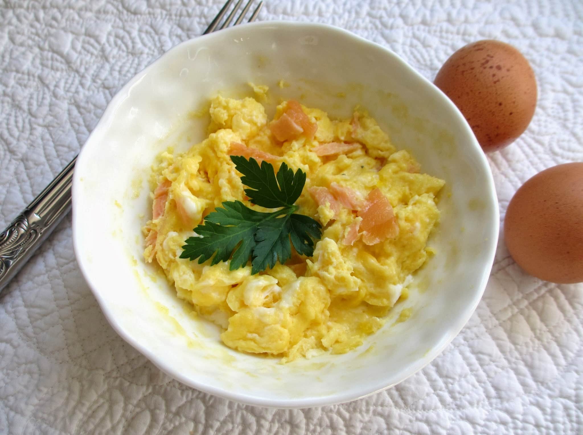 OMELETTE AU SAUMON FUMÉ DANS UN BOL