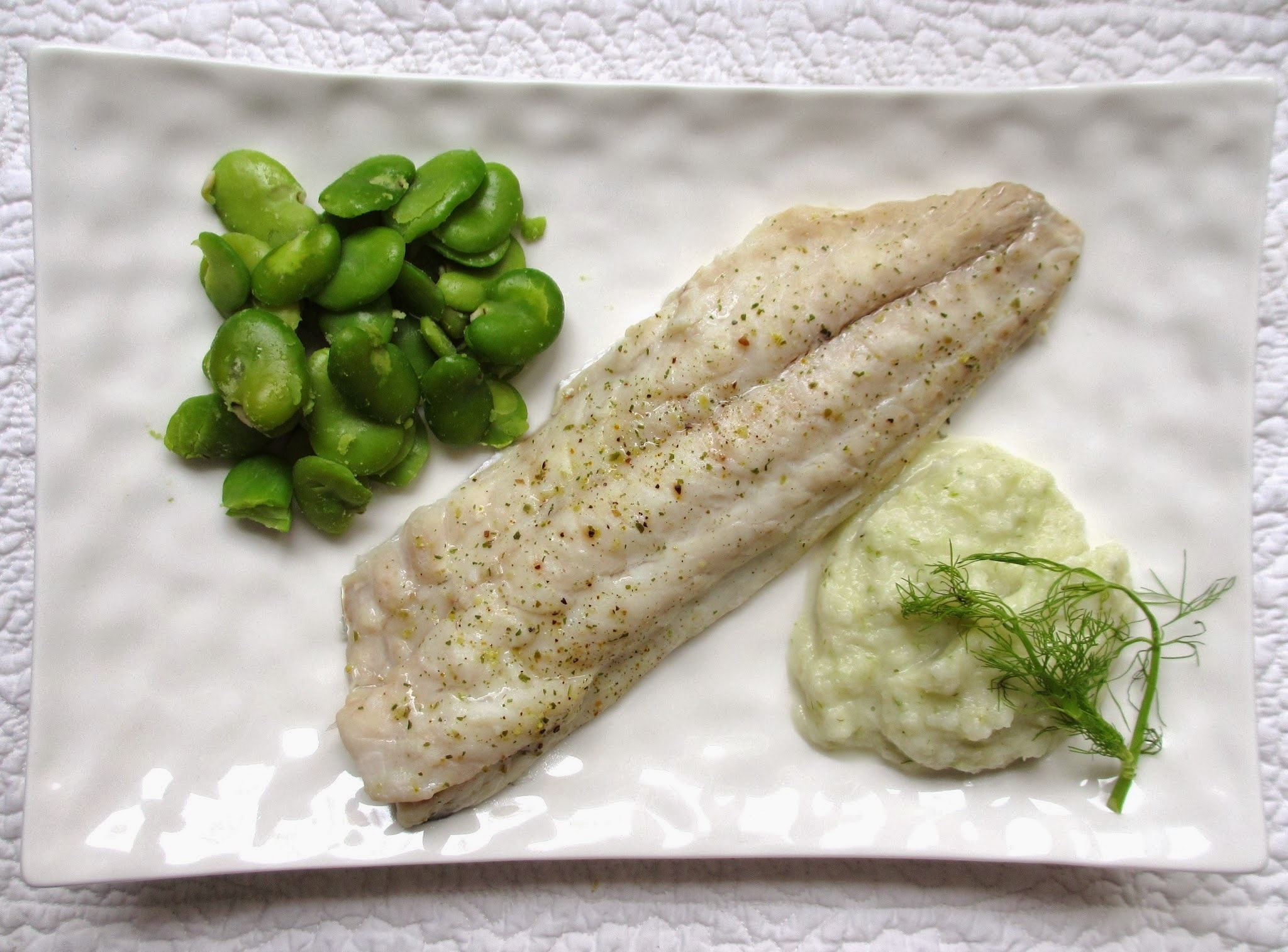 FILETS DE BAR VAPEUR, FÈVES ET PURÉE DE FENOUIL