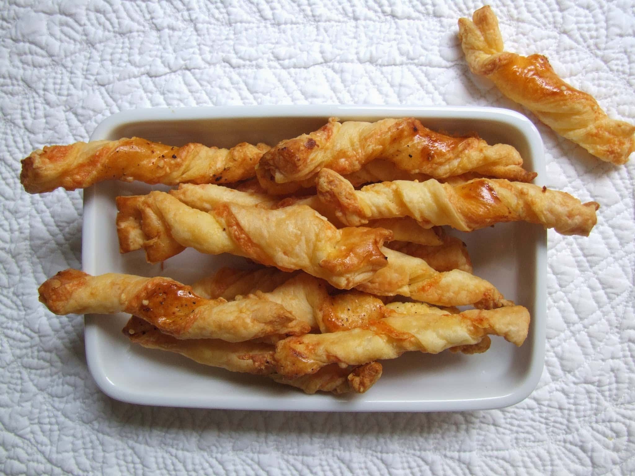 ALLUMETTES FEUILLETÉES AU FROMAGE