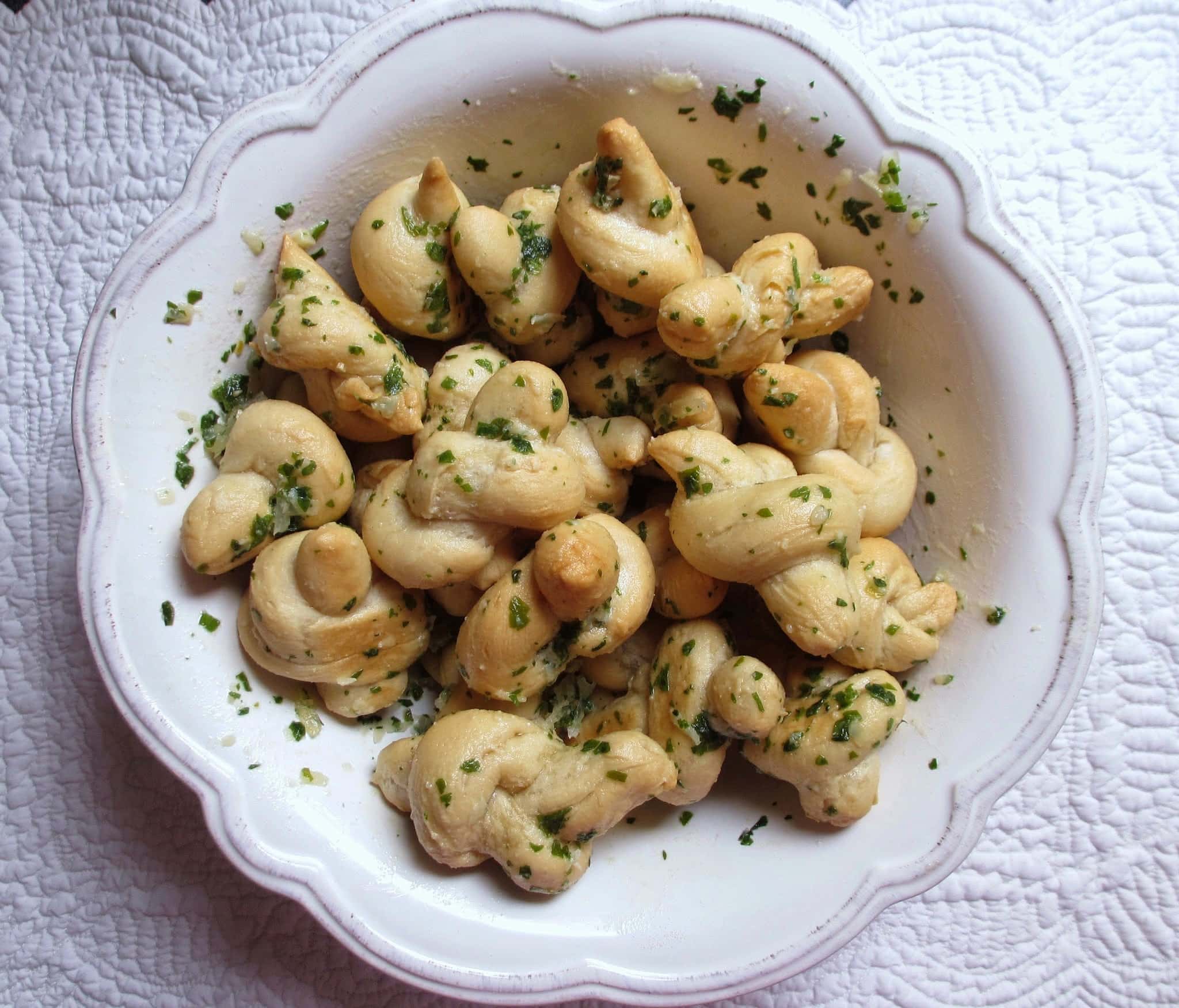 GARLIC KNOTS