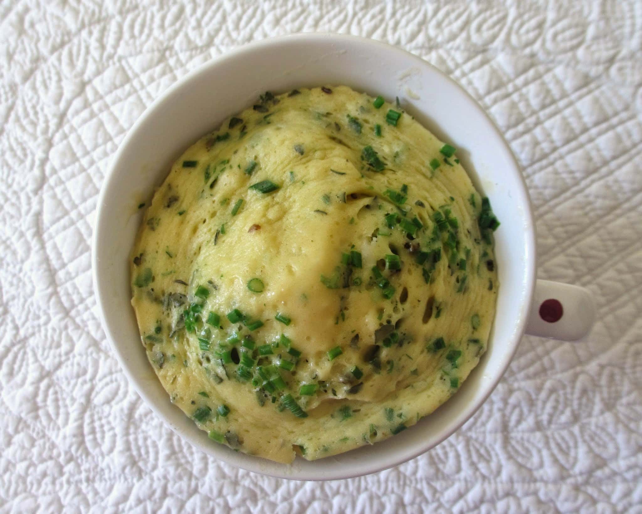 MUG MUFFIN AU PARMESAN ET FINES HERBES