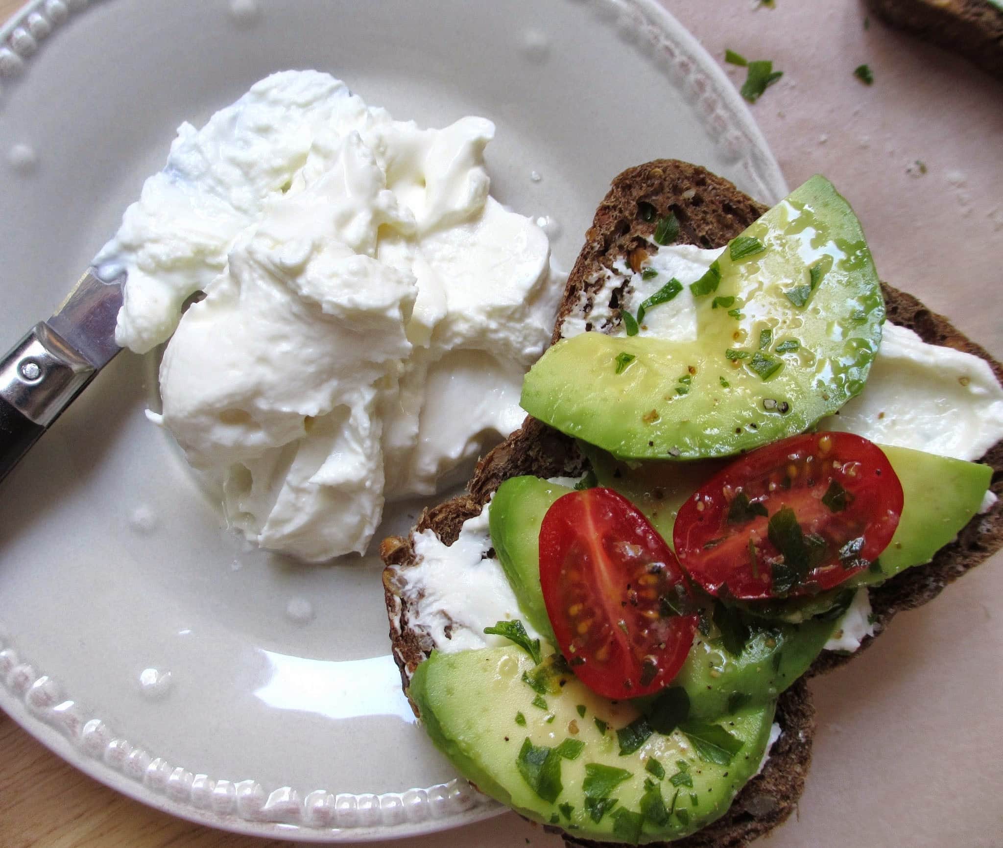 BRUSCHETTA À L&rsquo;AVOCAT ET À LA CHANTILLY DE FETA