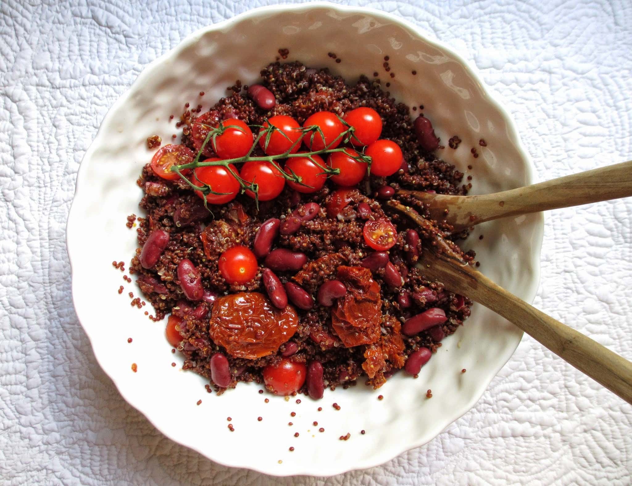 SALADE ROUGE : QUINOA, TOMATES ET HARICOTS