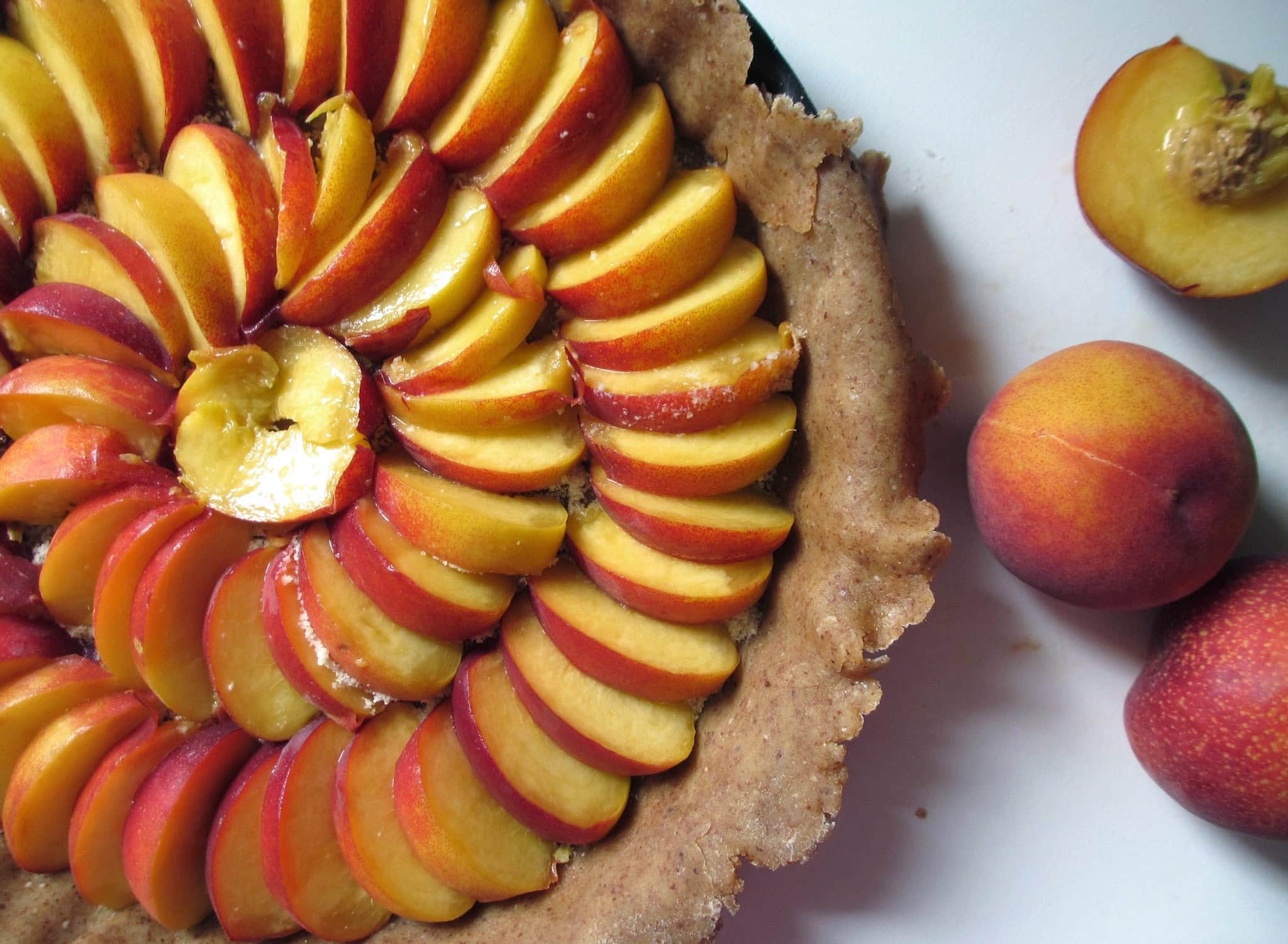 TARTE RUSTIQUE AUX PÊCHES ET À L&rsquo;AMANDE