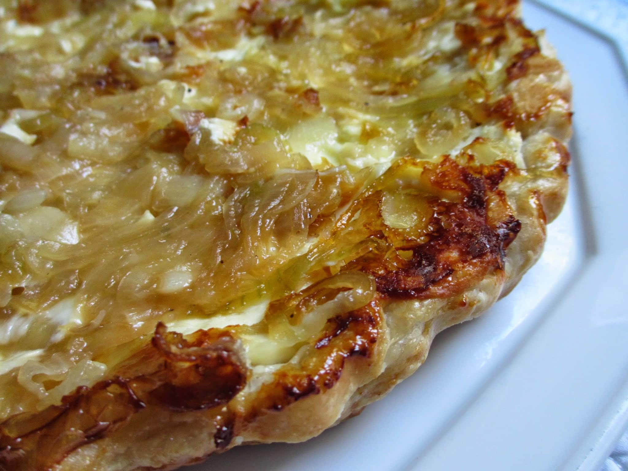 TATIN DE CHÈVRE AUX OIGNONS CARAMÉLISÉS