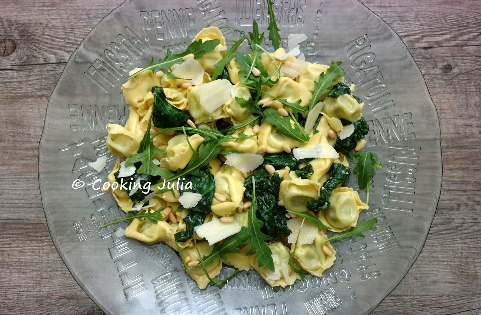 TORTELLINIS AUX ÉPINARDS, AIL ET ROQUETTE
