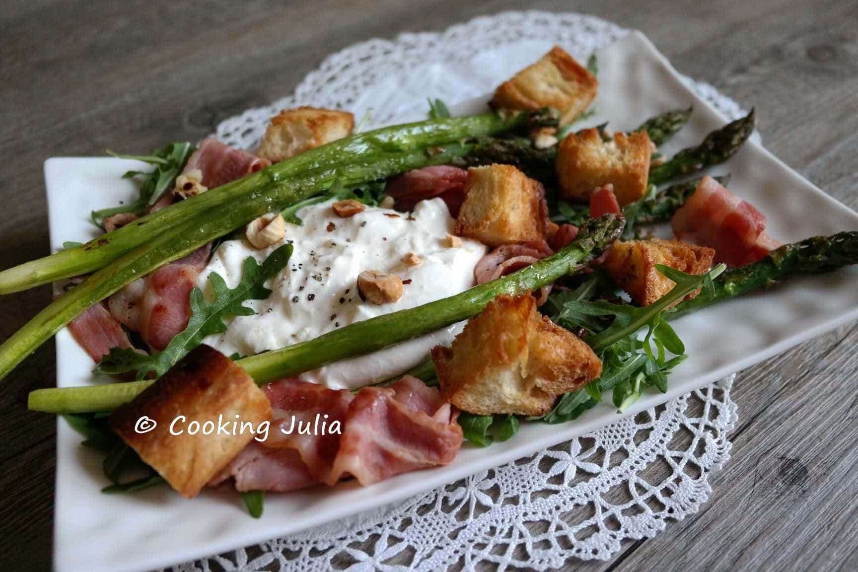 SALADE TIÈDE D’ASPERGES VERTES, BURRATA ET LARD