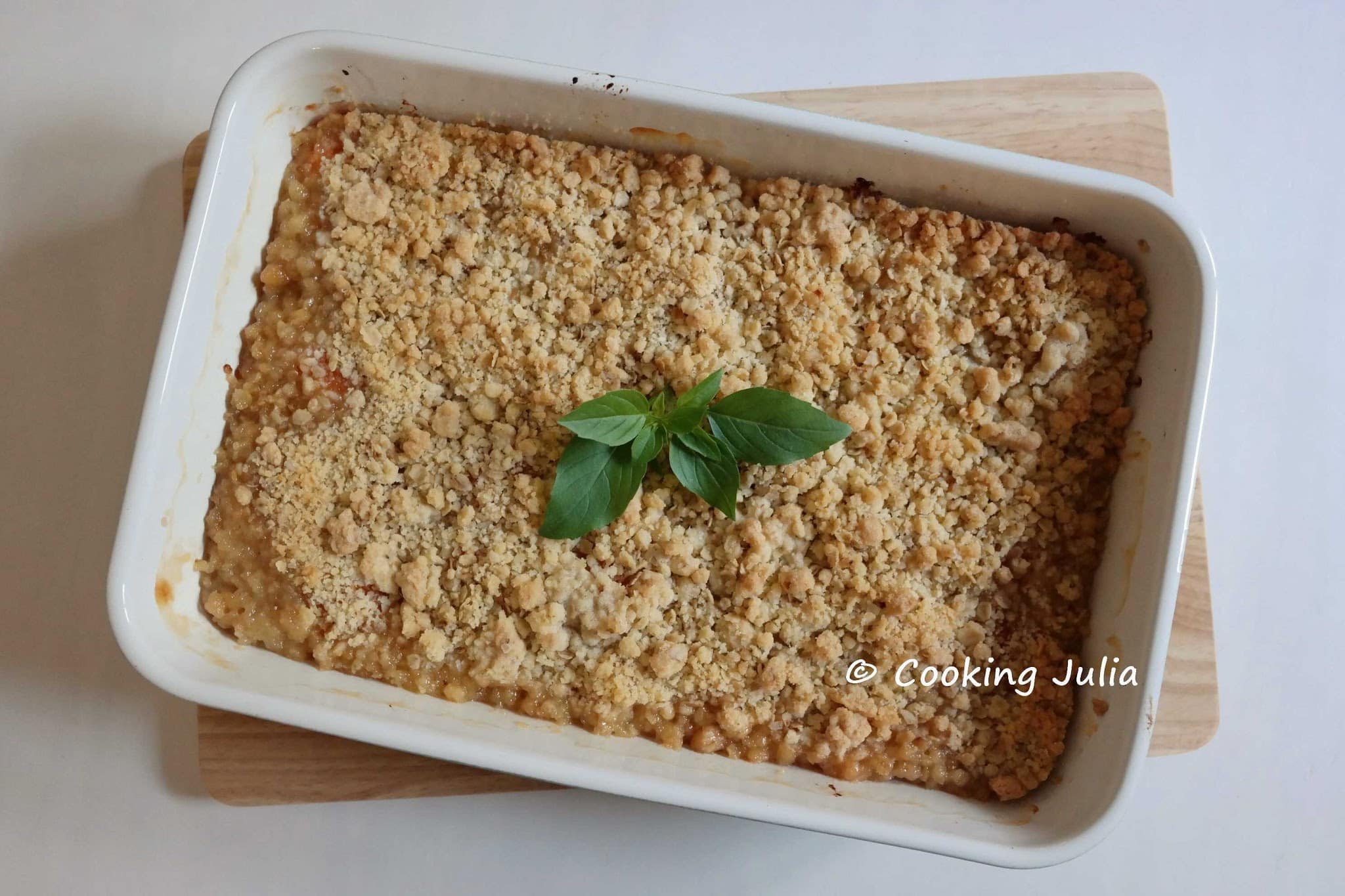 CRUMBLE AUX ABRICOTS ET FLOCONS D&rsquo;AVOINE