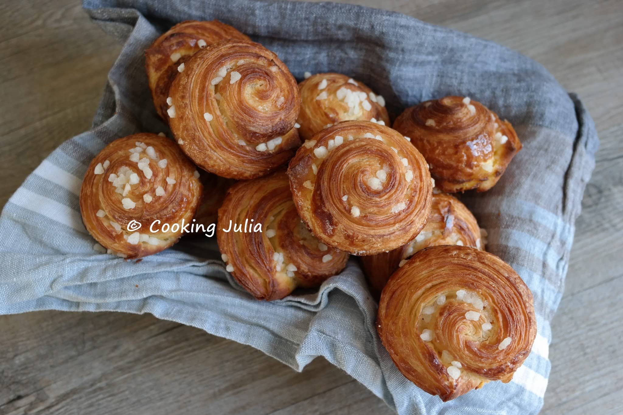 BRIOCHETTES FEUILLETÉES AU SUCRE PERLÉ