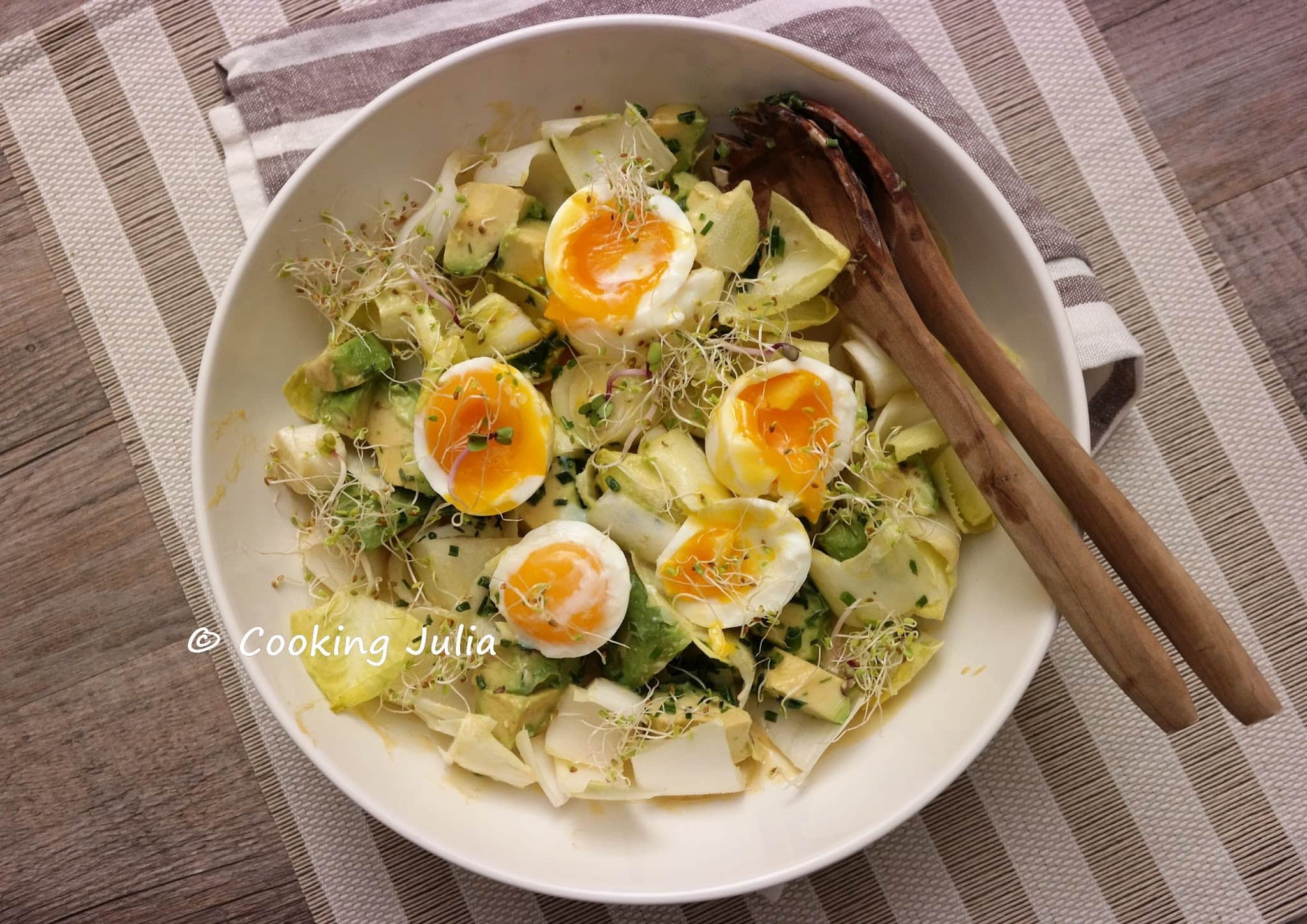 SALADE D&rsquo;ENDIVES AUX ŒUFS MOLLETS