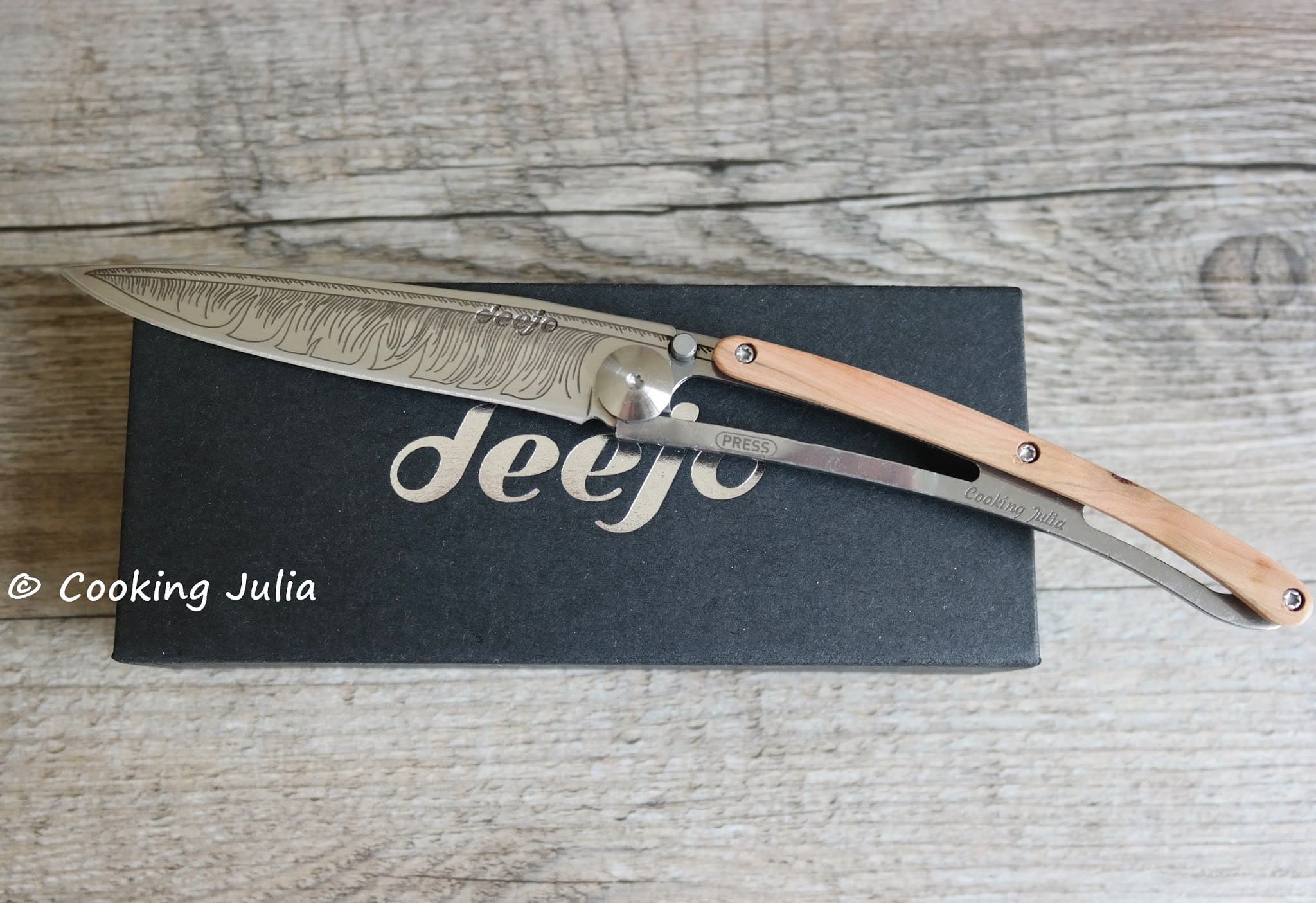 DEEJO, LE COUTEAU TATOUÉ PERSONNALISABLE