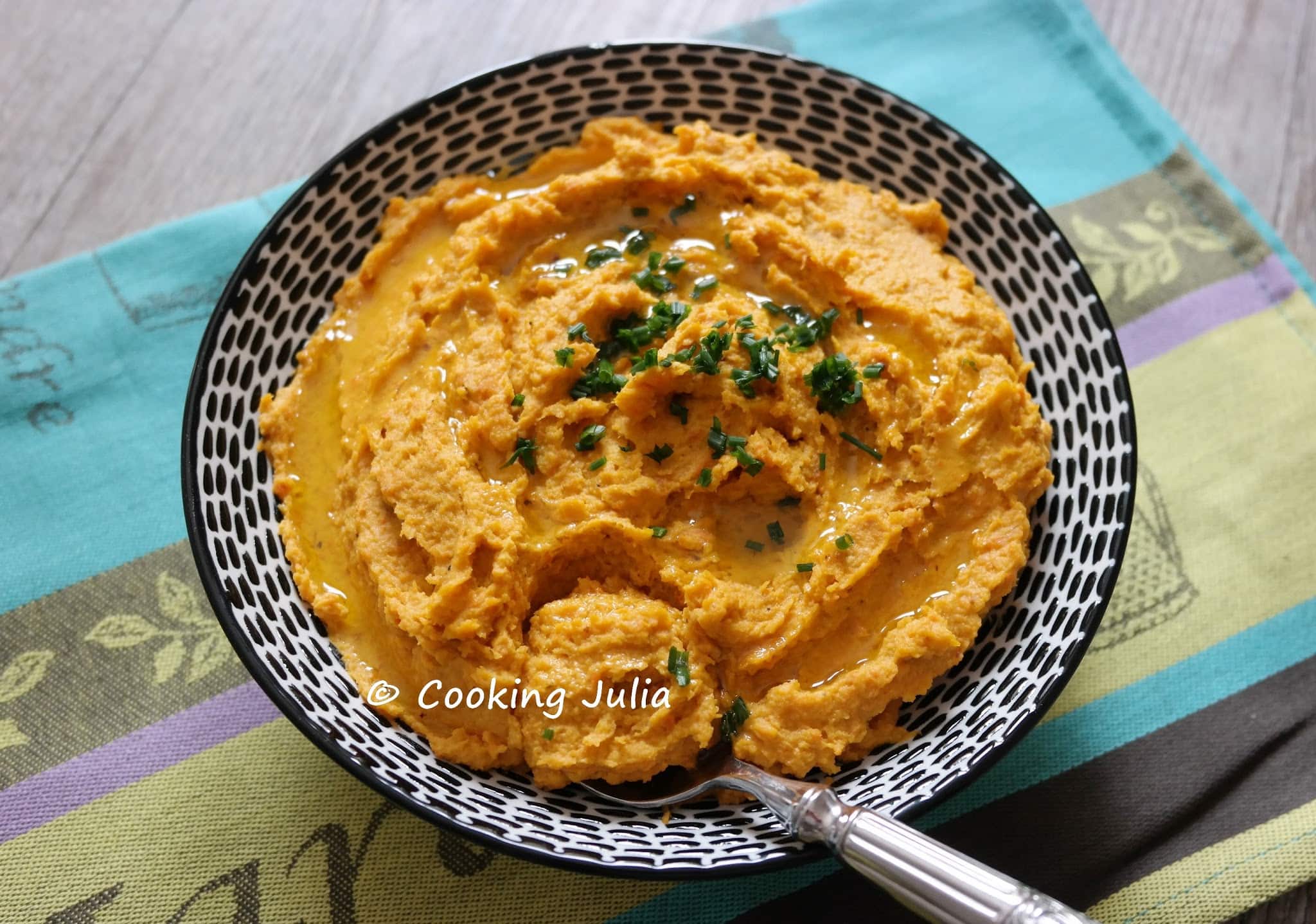 HOUMOUS DE CAROTTES RÔTIES POUR HALLOWEEN