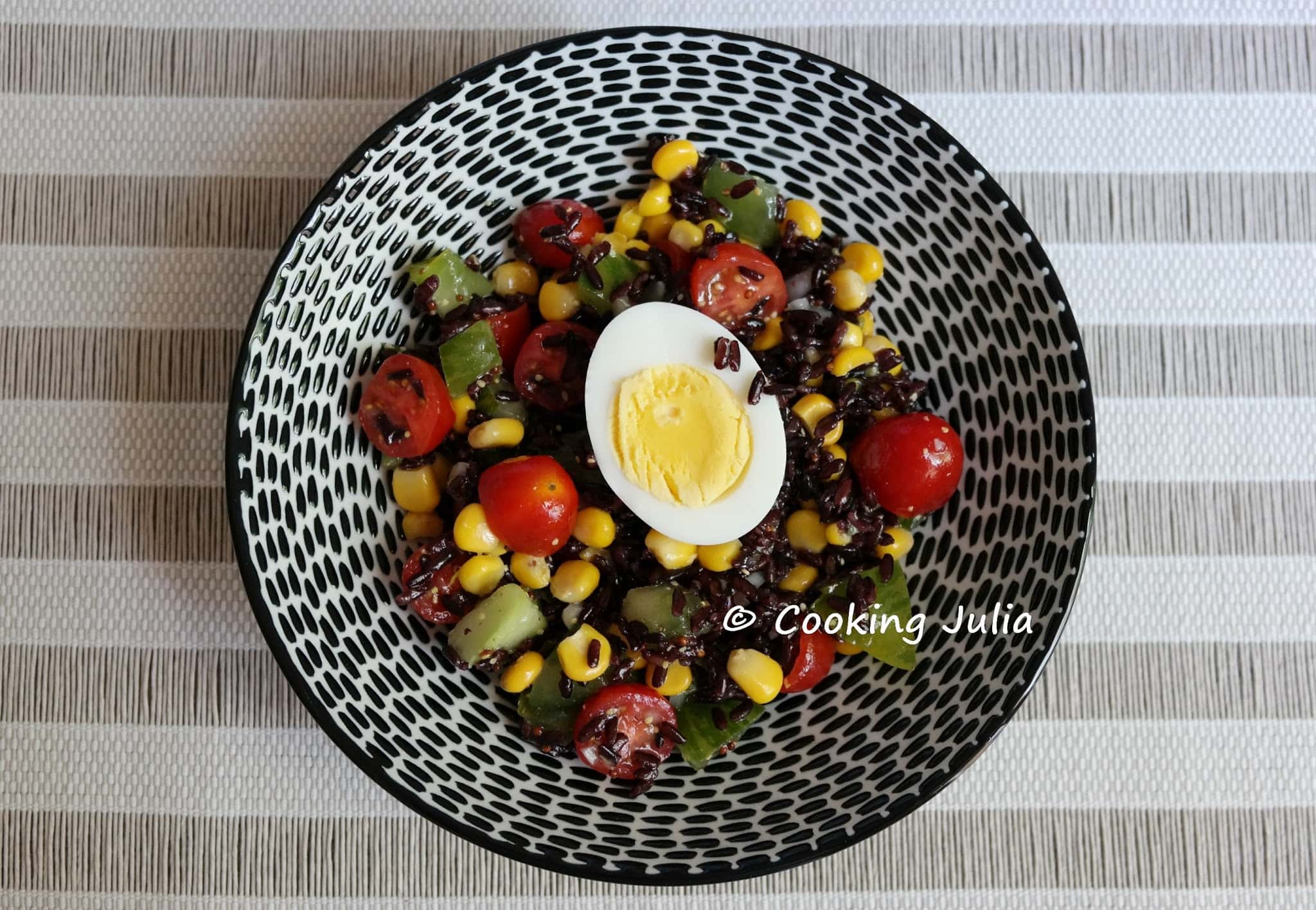 SALADE DE RIZ NOIR, ŒUFS ET CRUDITÉS