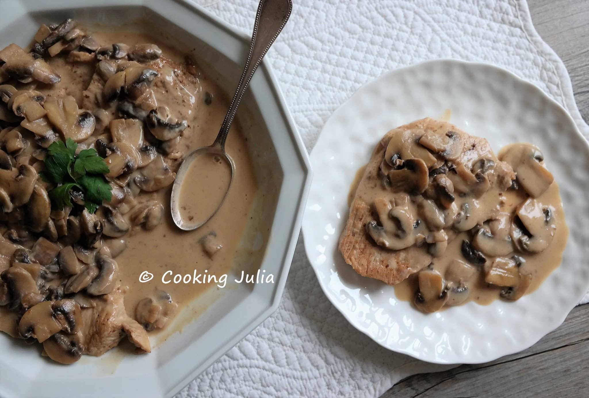ESCALOPES DE VEAU À LA CRÈME ET AUX CHAMPIGNONS