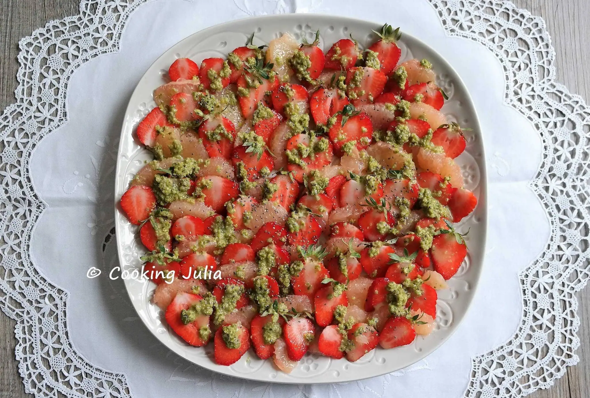 CARPACCIO DE FRAISES ET POMÉLO, SAUCE AUX PISTACHES