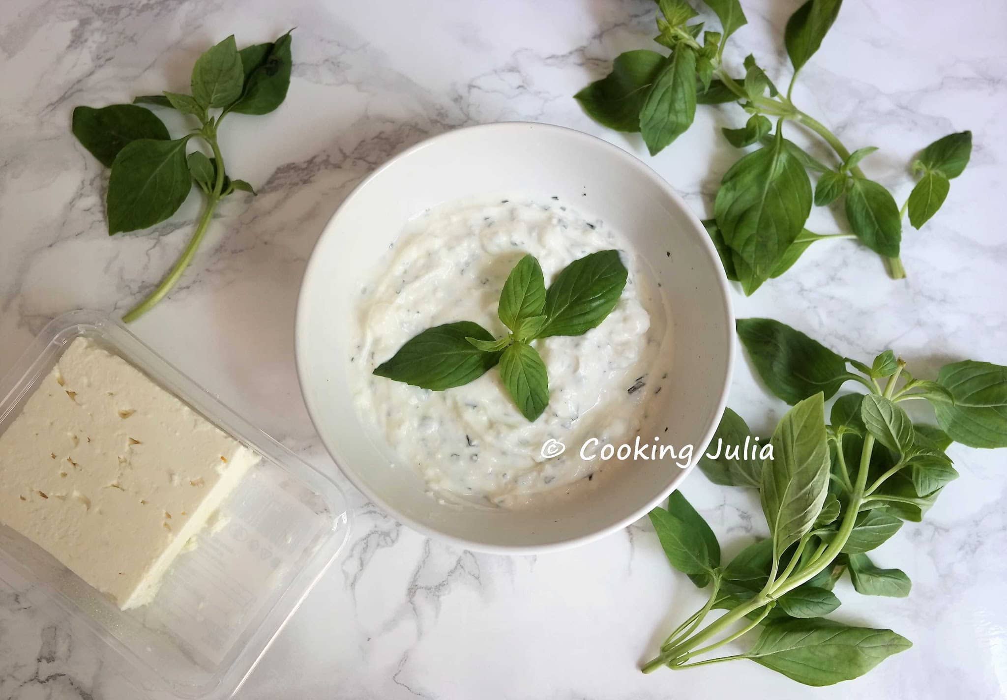SAUCE LÉGÈRE À LA FETA ET AU BASILIC