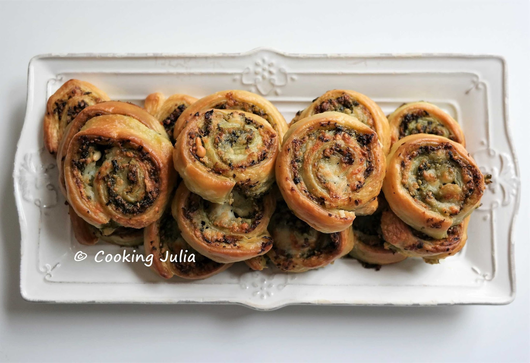 Roulés feuilletés au pesto et à la mozzarella