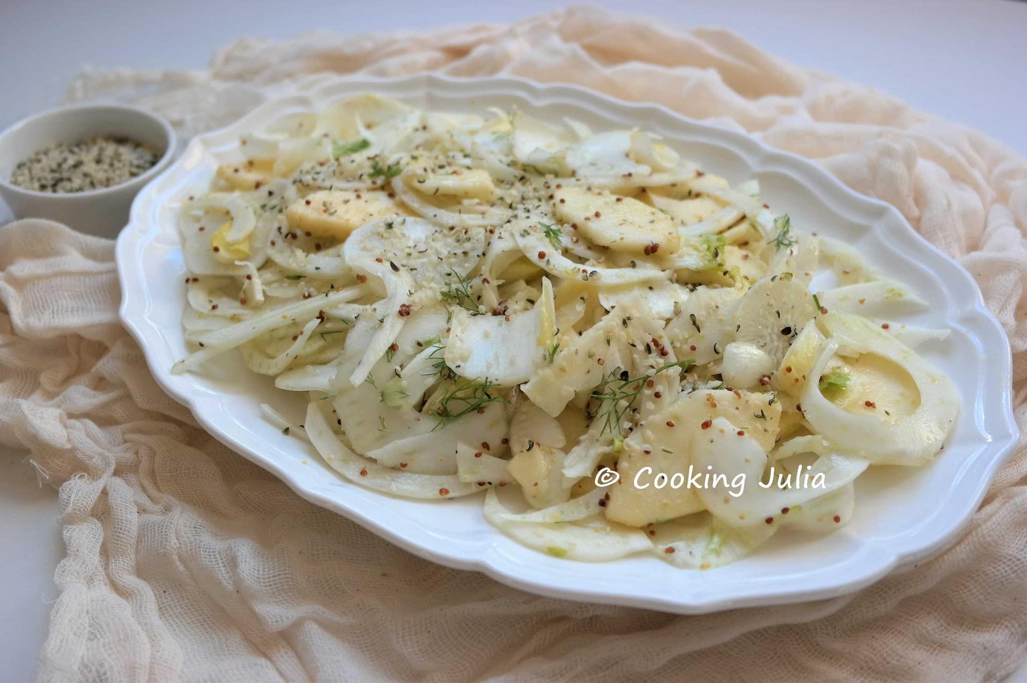 SALADE LÉGÈRE AU FENOUIL, POMME, ENDIVE ET RADIS NOIR