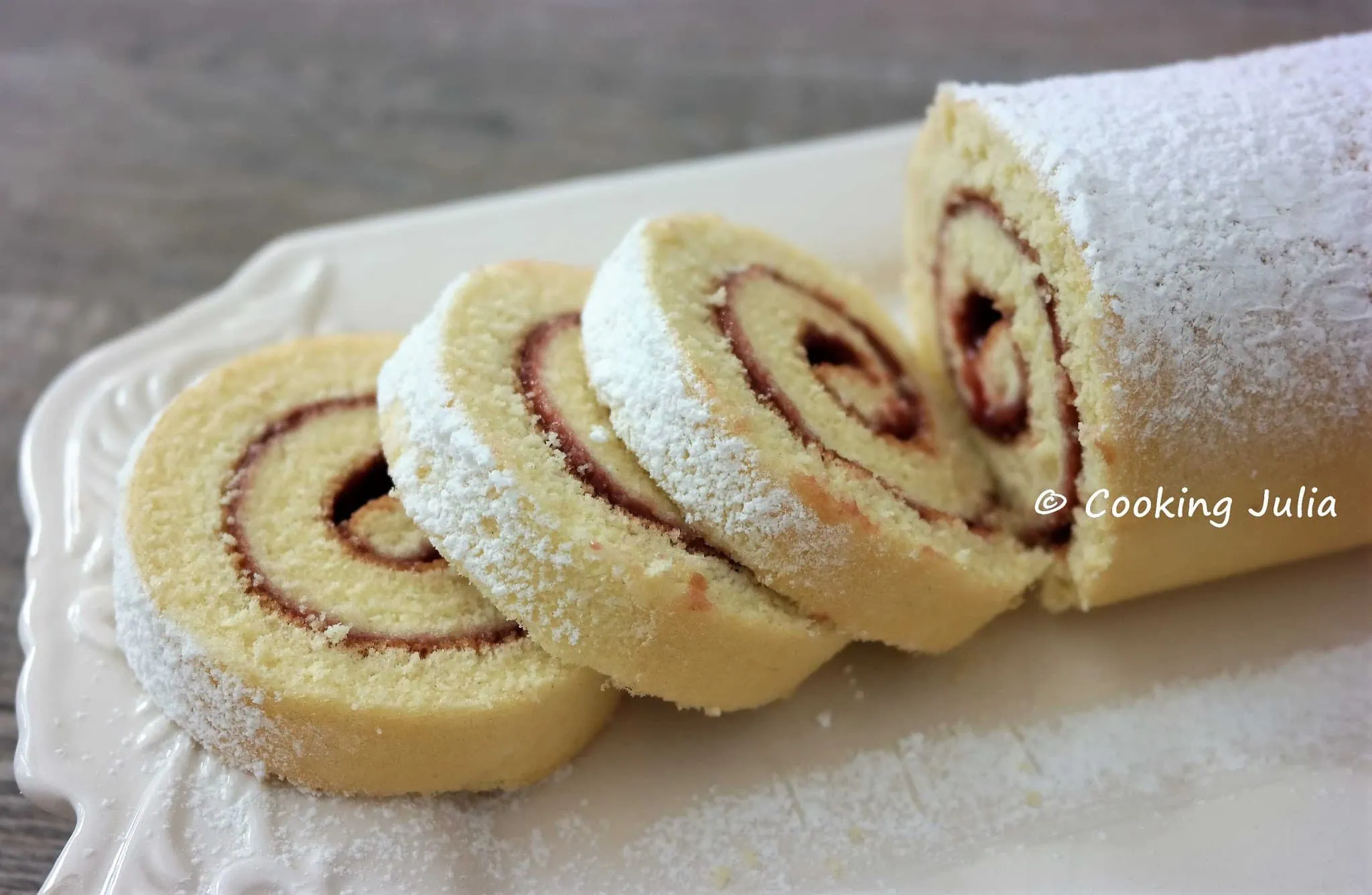 GÂTEAU ROULÉ À LA FRAMBOISE