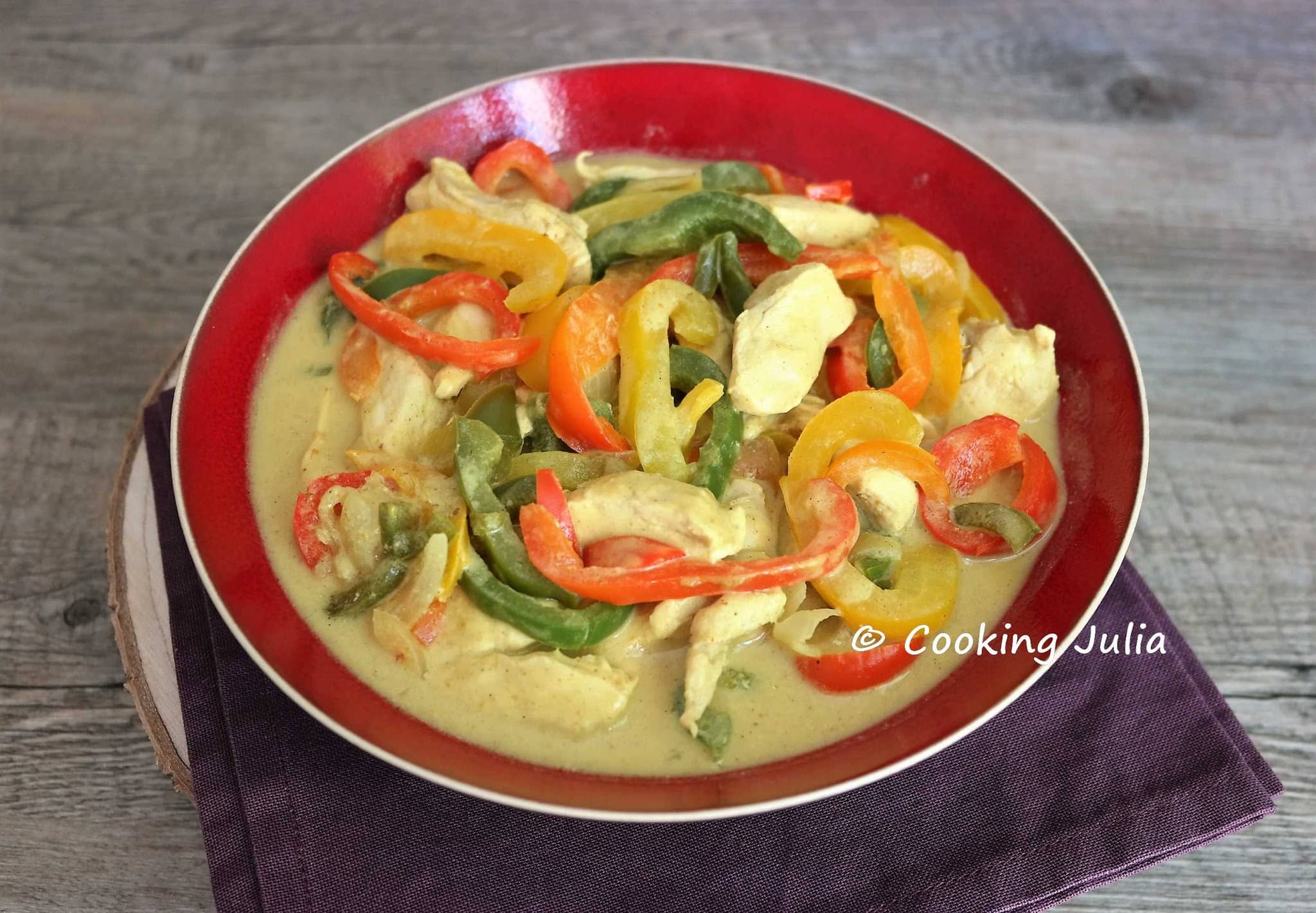 CURRY DE POULET AUX TROIS POIVRONS
