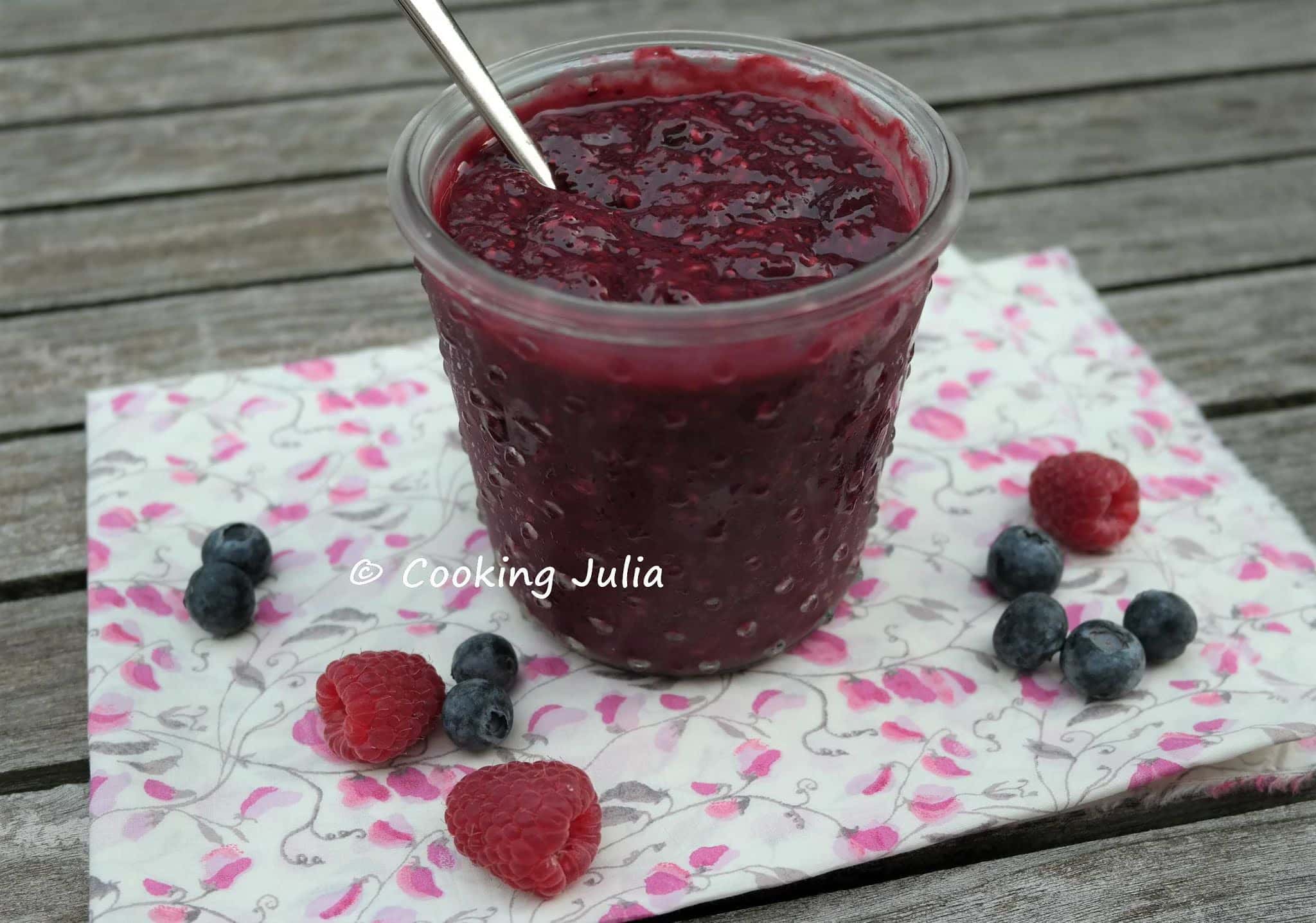 CONFITURE DE FRAMBOISES, MYRTILLES ET CHIA