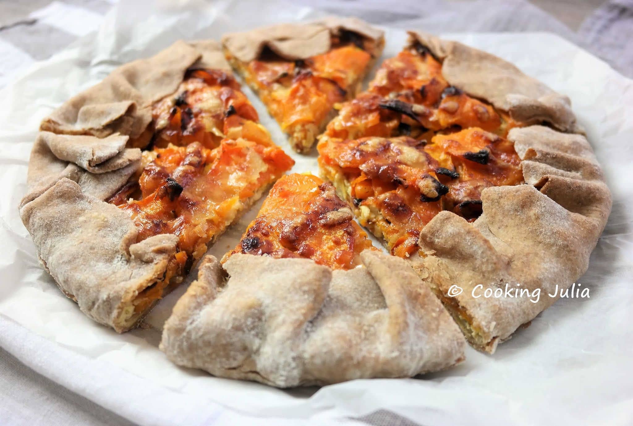 TARTE RUSTIQUE AUX OIGNONS, BUTTERNUT ET CHEDDAR