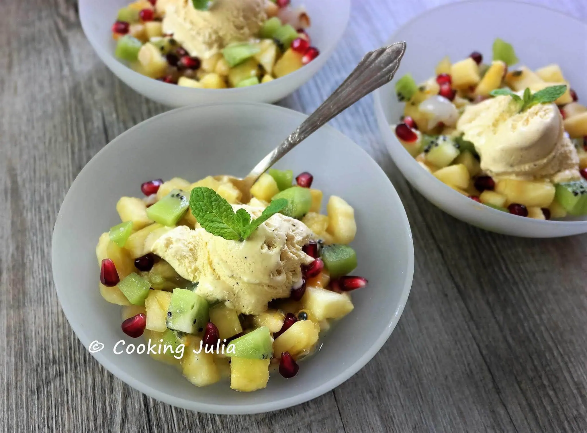 MACÉDOINE DE FRUITS TROPICAUX À LA VANILLE