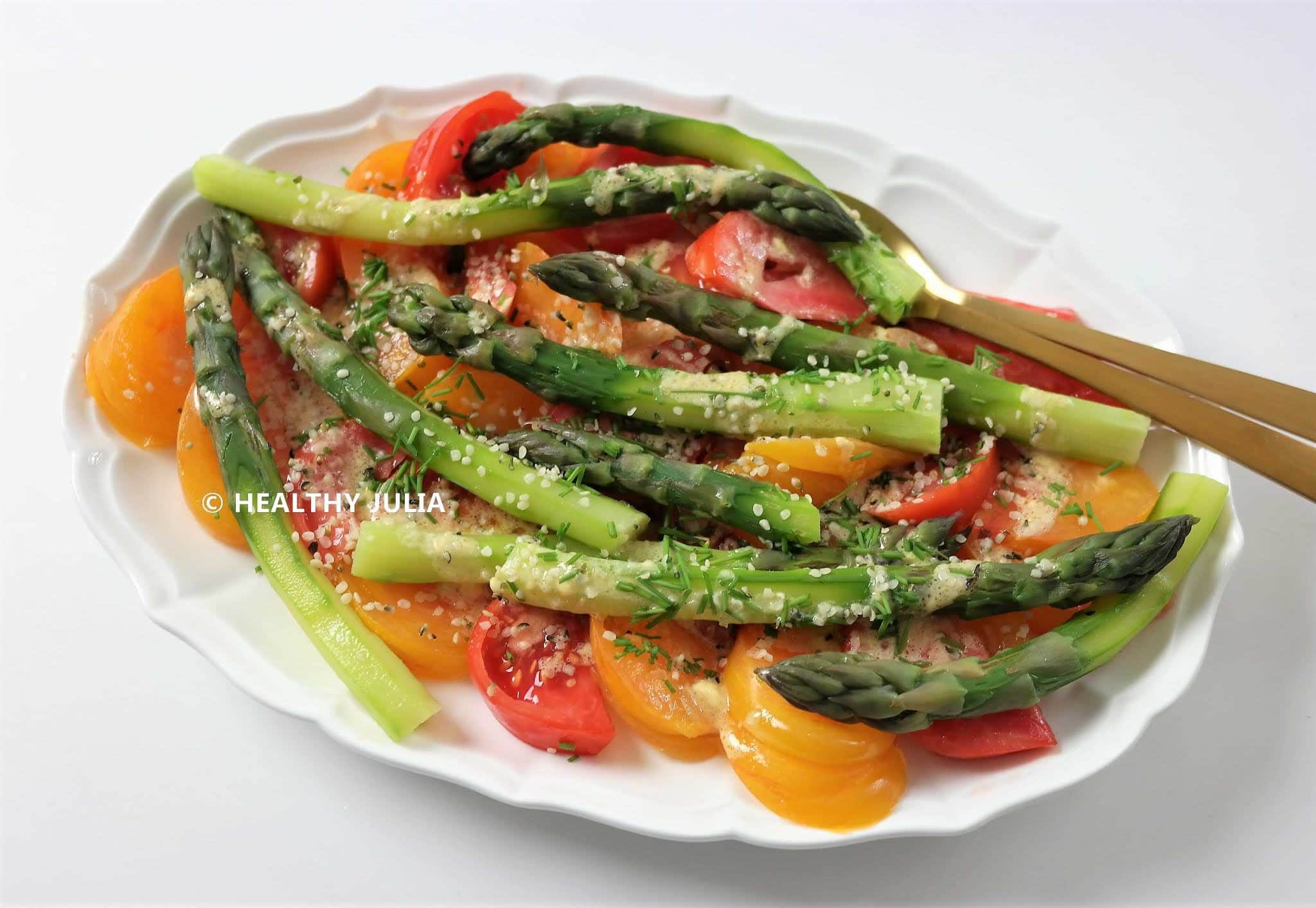 SALADE D&rsquo;ASPERGES ET TOMATES AUX GRAINES DE CHANVRE