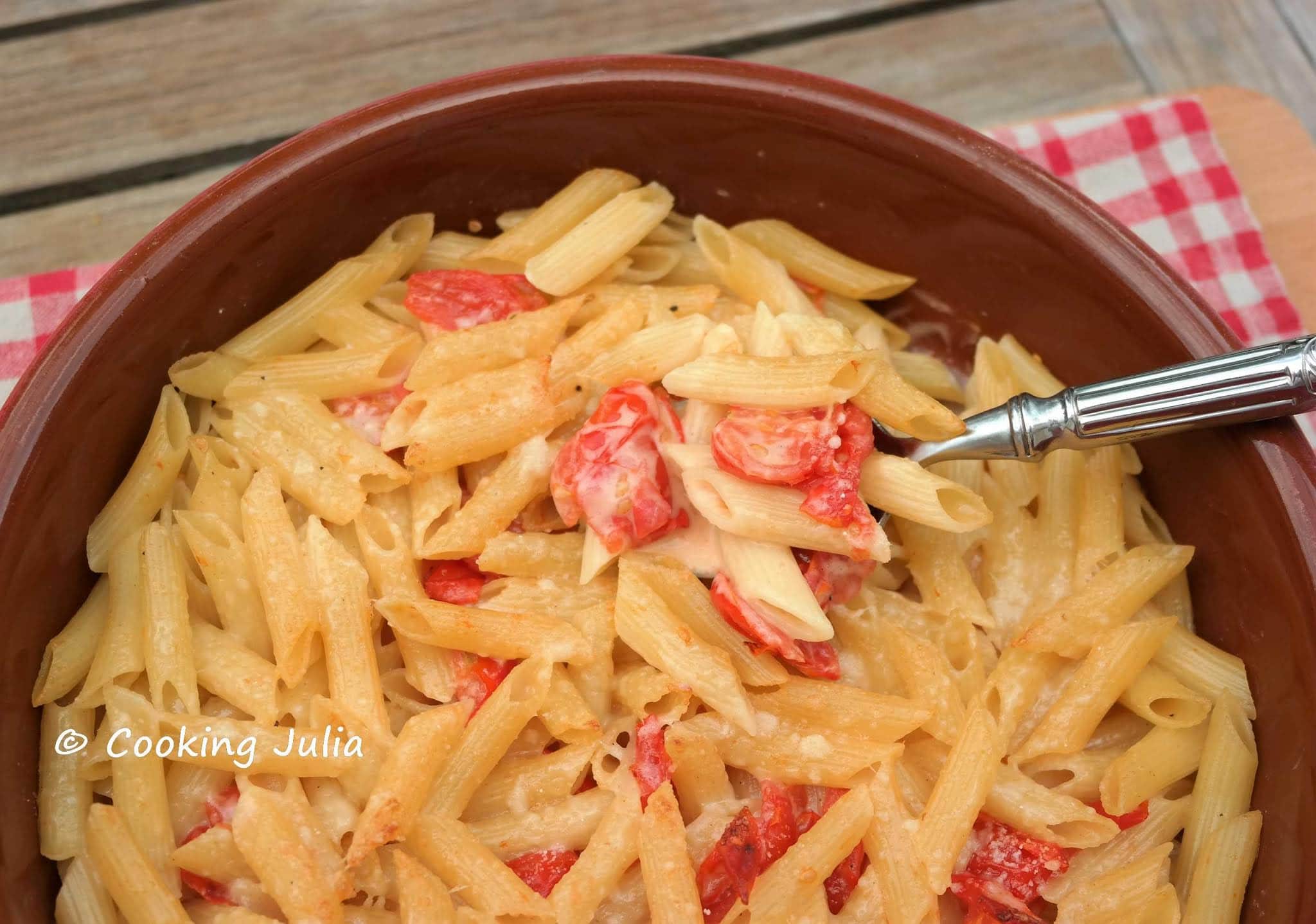 PÂTES À LA SAUCE AUX TOMATES CERISES ET PARMESAN