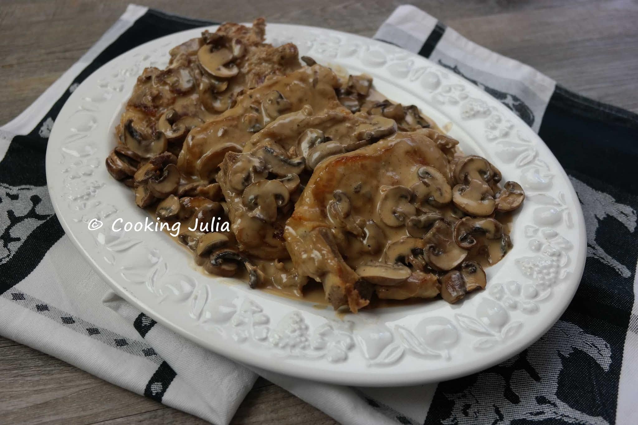 CÔTES DE VEAU À LA CRÈME ET AUX CHAMPIGNONS