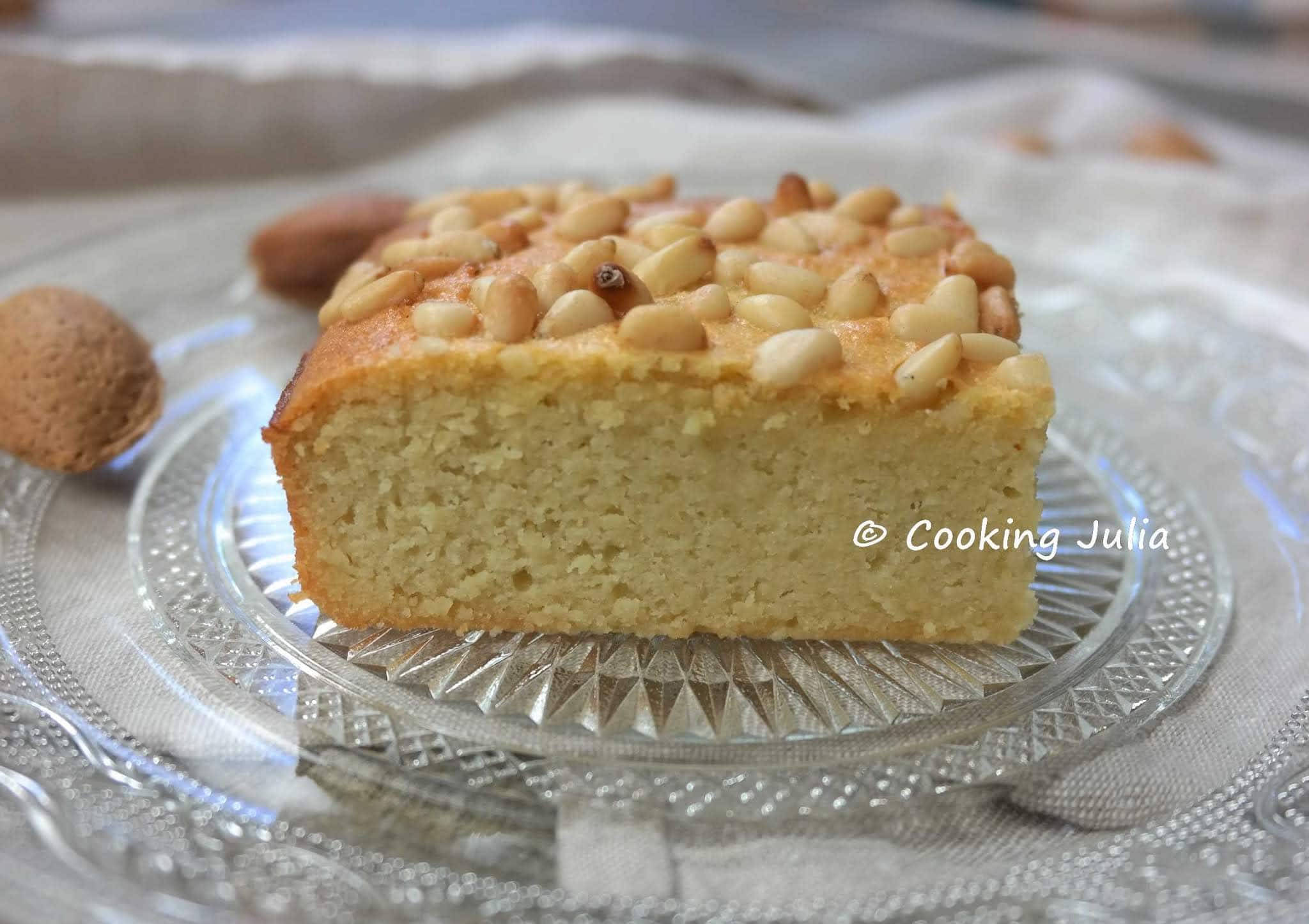 MOELLEUX AUX AMANDES, POMME ET PIGNONS