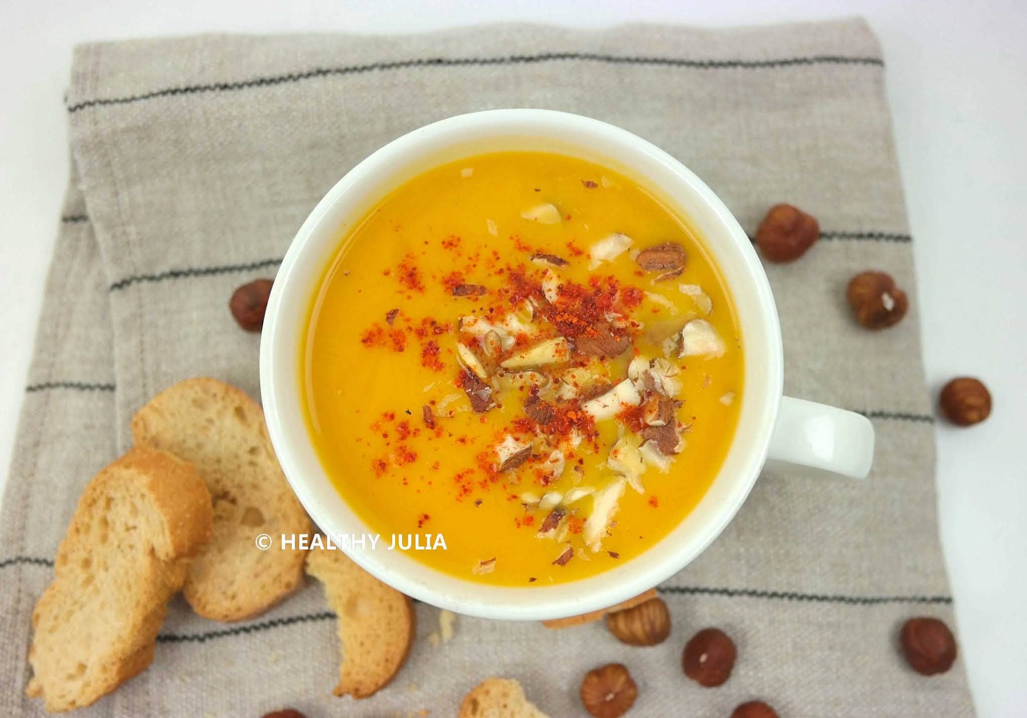 VELOUTÉ DE BUTTERNUT AUX NOISETTES ET CRÈME D&rsquo;AMANDE