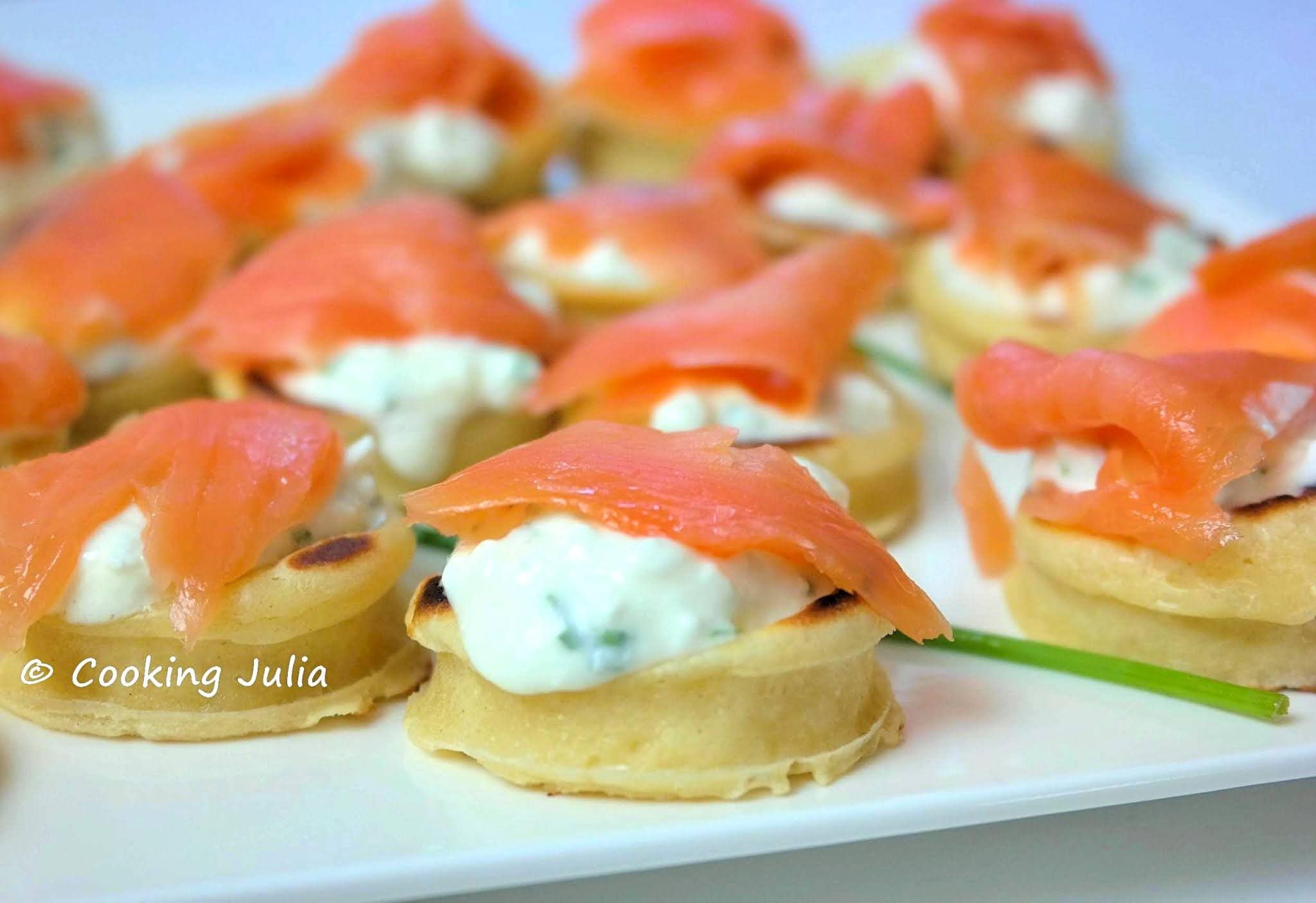 MINI-BLINIS AU SAUMON FUMÉ, SAUCE CIBOULETTE