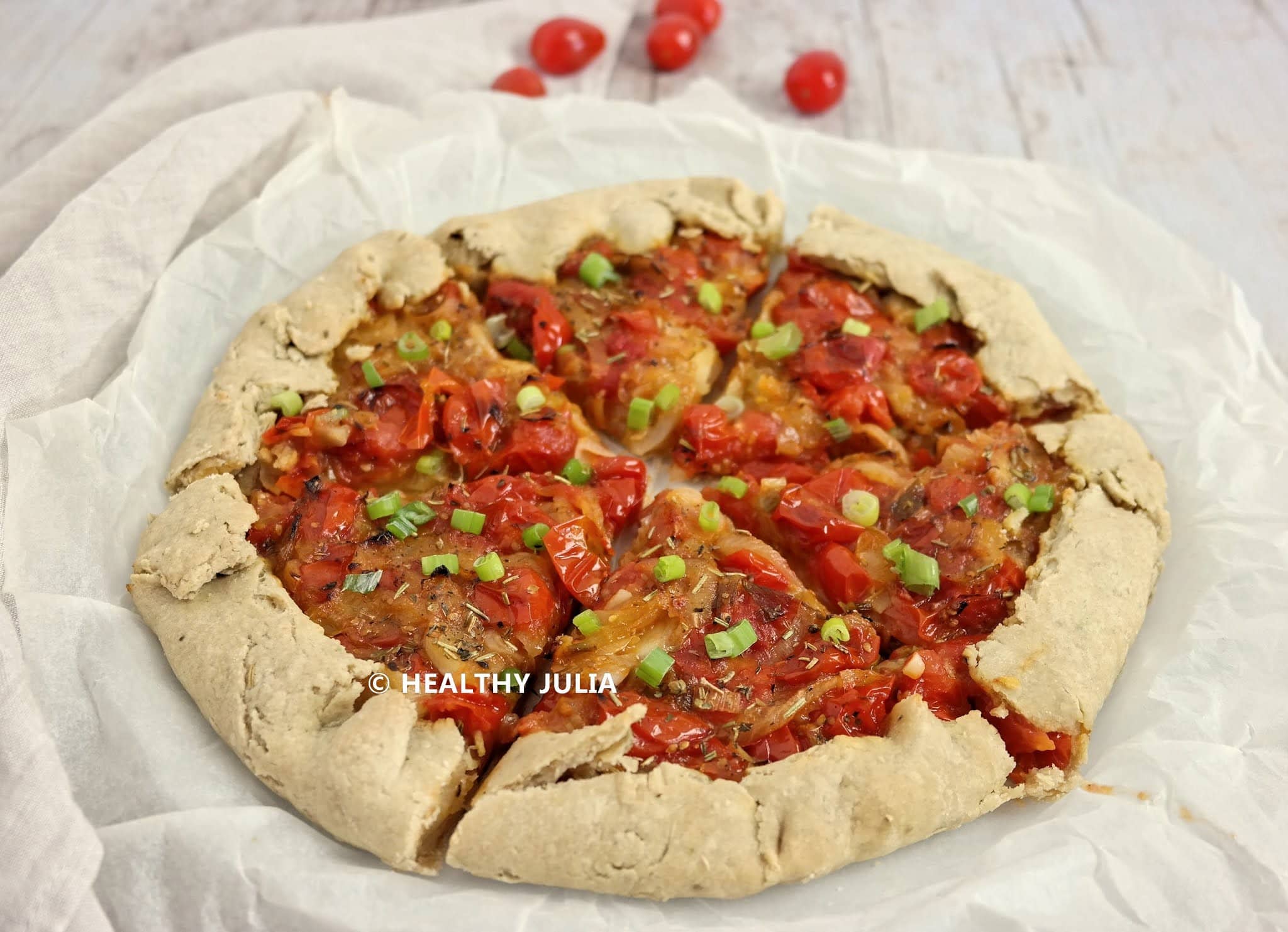 TARTE RUSTIQUE AUX OIGNONS FRAIS ET TOMATES CERISES