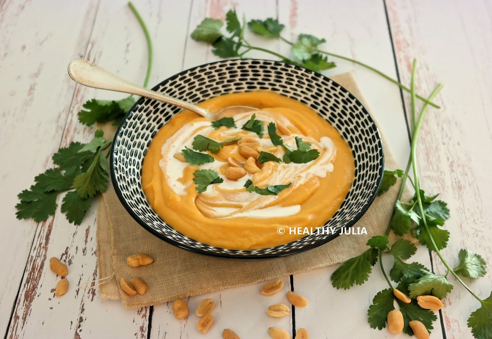 VELOUTÉ DE PATATE DOUCE, COCO ET BEURRE DE CACAHUÈTE