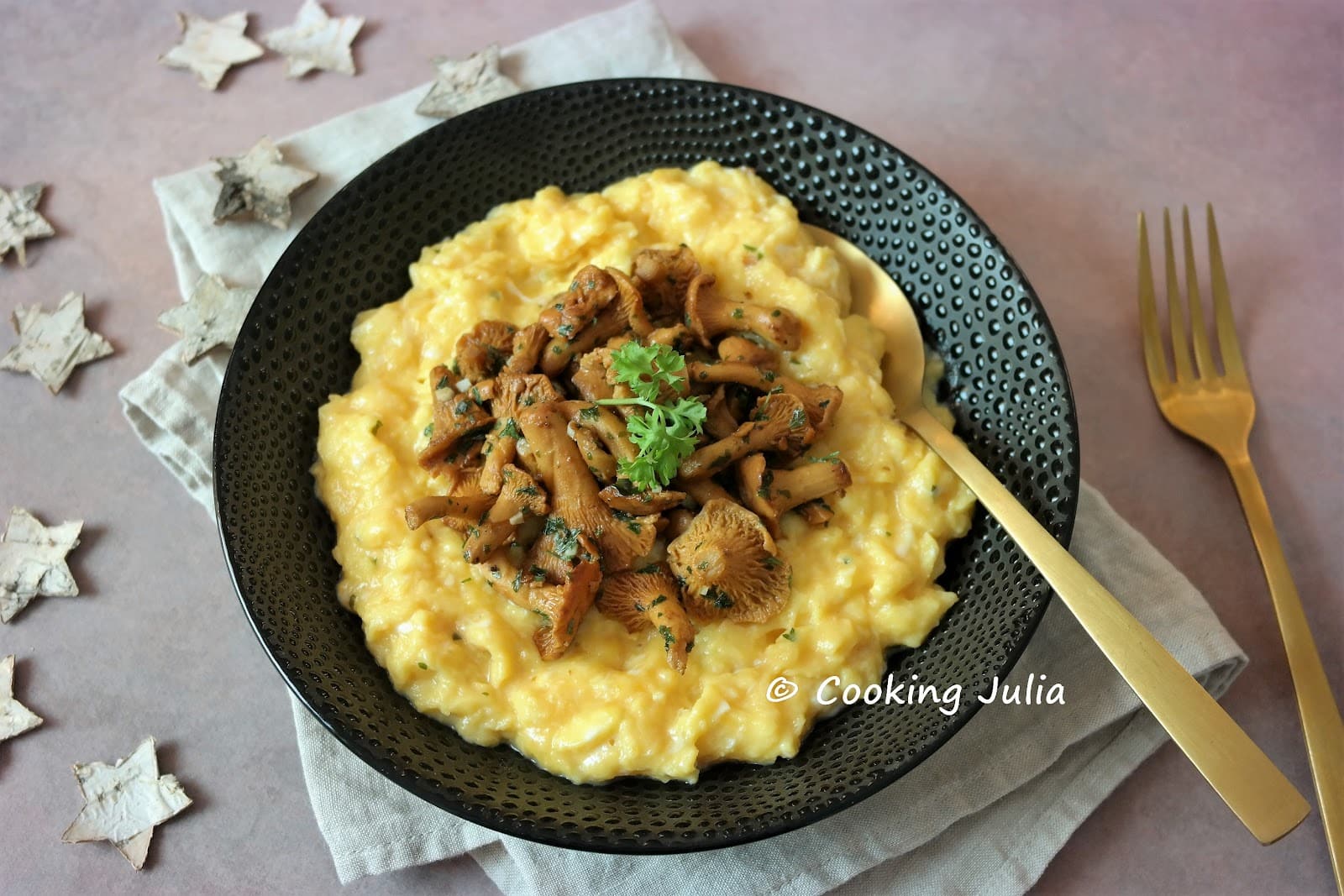 OEUFS BROUILLÉS AUX CHANTERELLES