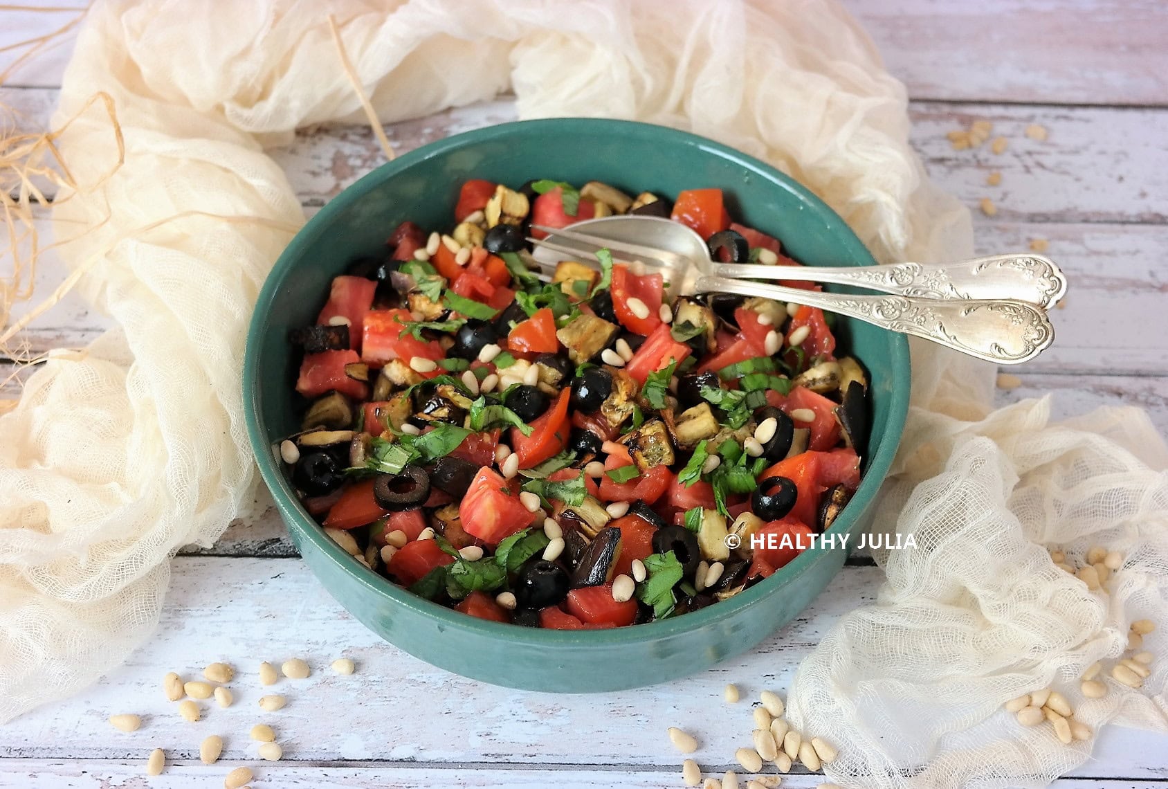 SALADE D&rsquo;AUBERGINES AUX TOMATES ET AUX OLIVES NOIRES
