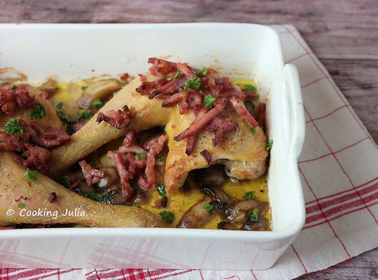 CUISSES DE POULET AUX LARDONS ET CHAMPIGNONS