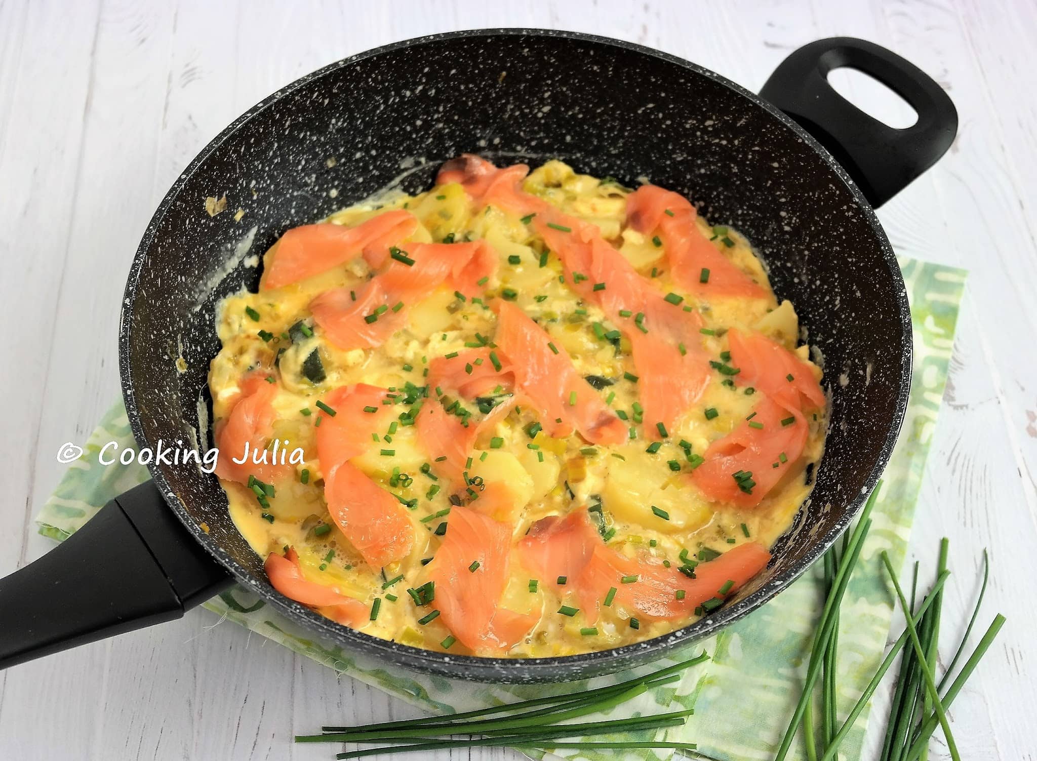 OMELETTE AUX POMMES DE TERRE ET SAUMON FUMÉ
