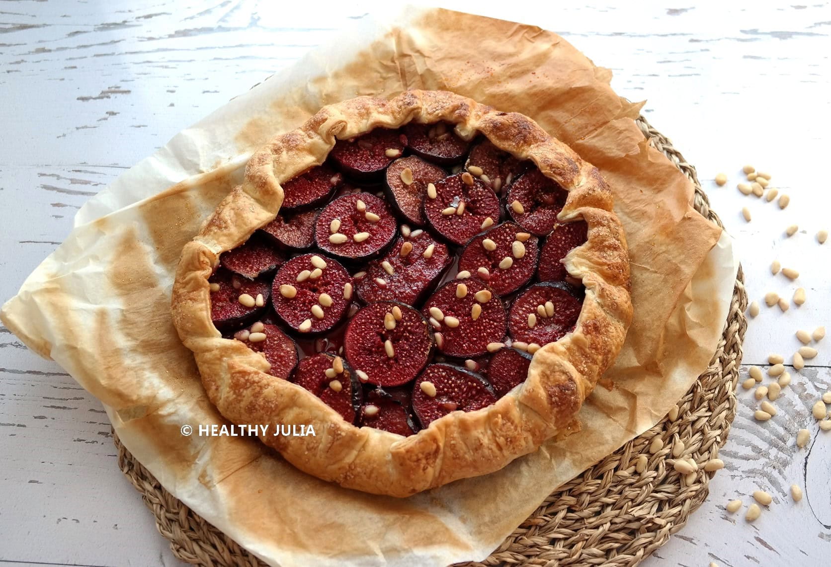 TARTE RUSTIQUE AUX FIGUES VIOLETTES ET AUX PIGNONS