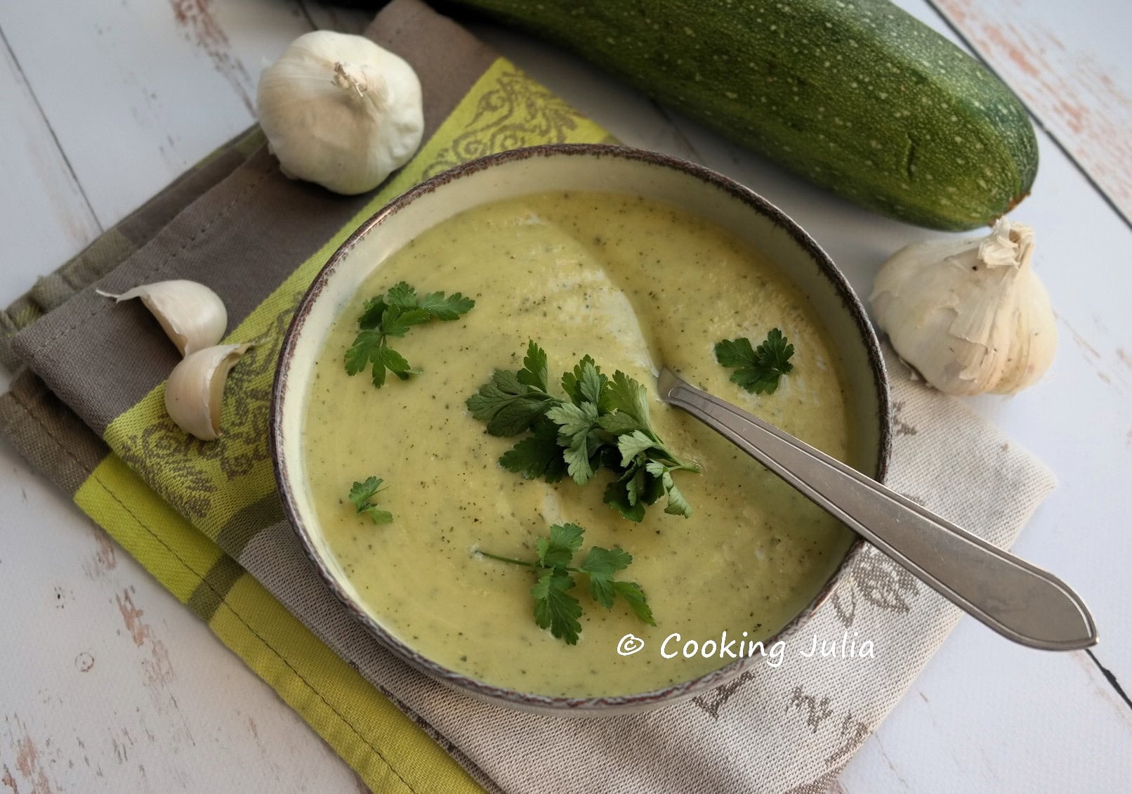 VELOUTÉ DE COURGETTES À LA CRÈME D&rsquo;AIL