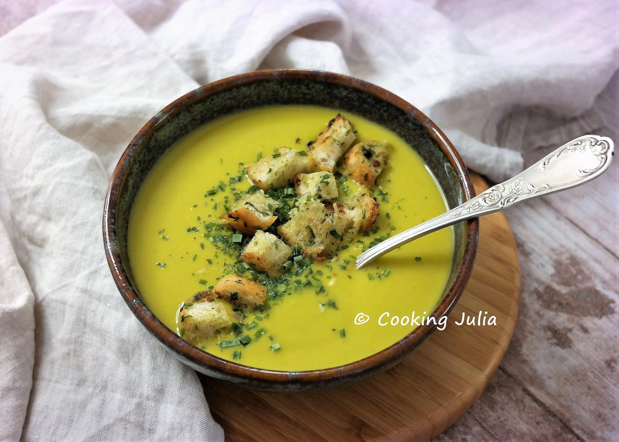 VELOUTÉ DE PETITS POIS CAROTTES ET SES CROÛTONS