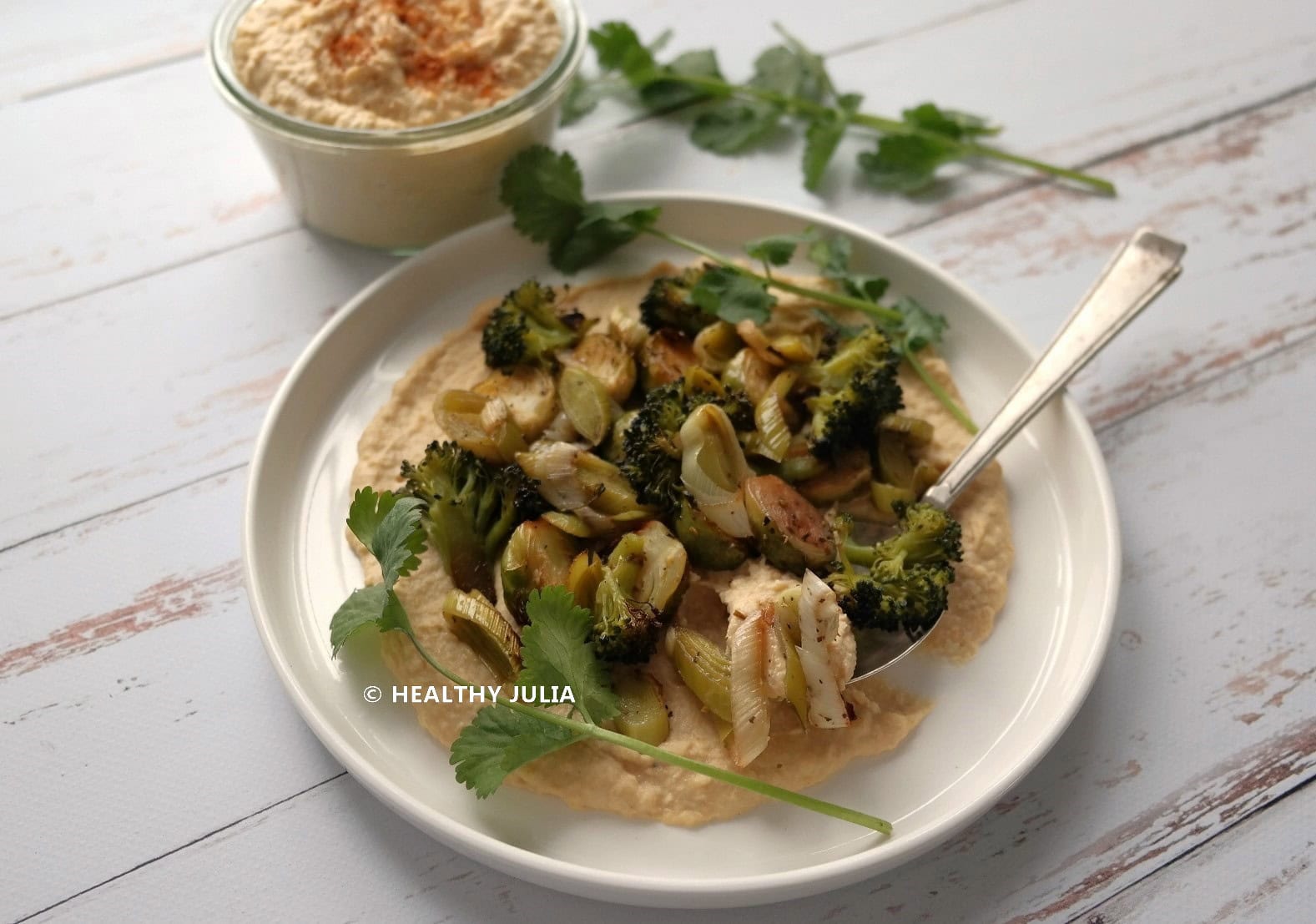 ASSIETTE DE LÉGUMES RÔTIS ET HOUMOUS