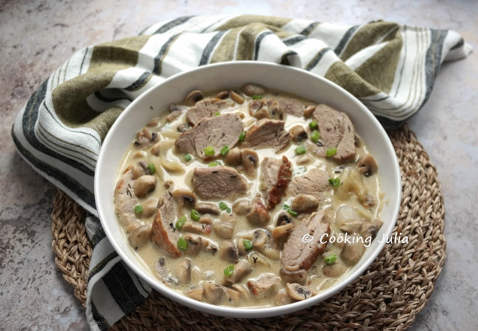 BLANQUETTE DE FILET MIGNON DE PORC AUX CHAMPIGNONS