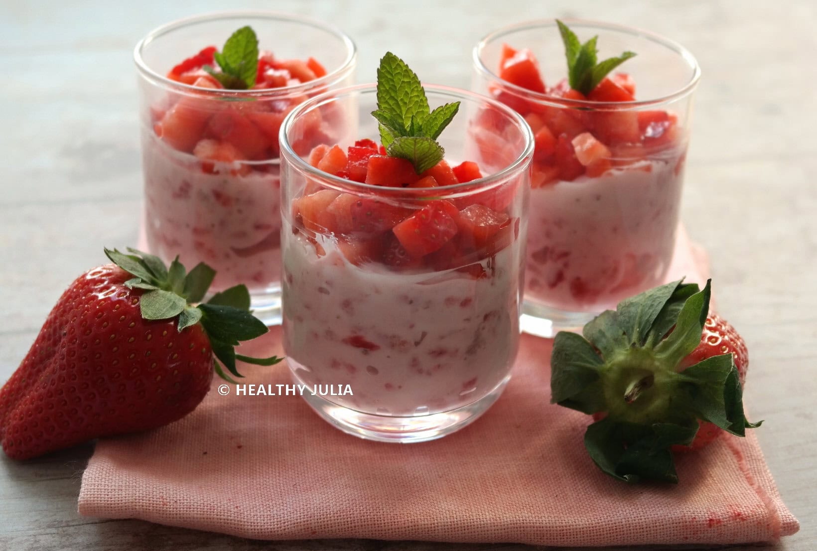 COUPES LÉGÈRES DE SKYR AUX FRAISES