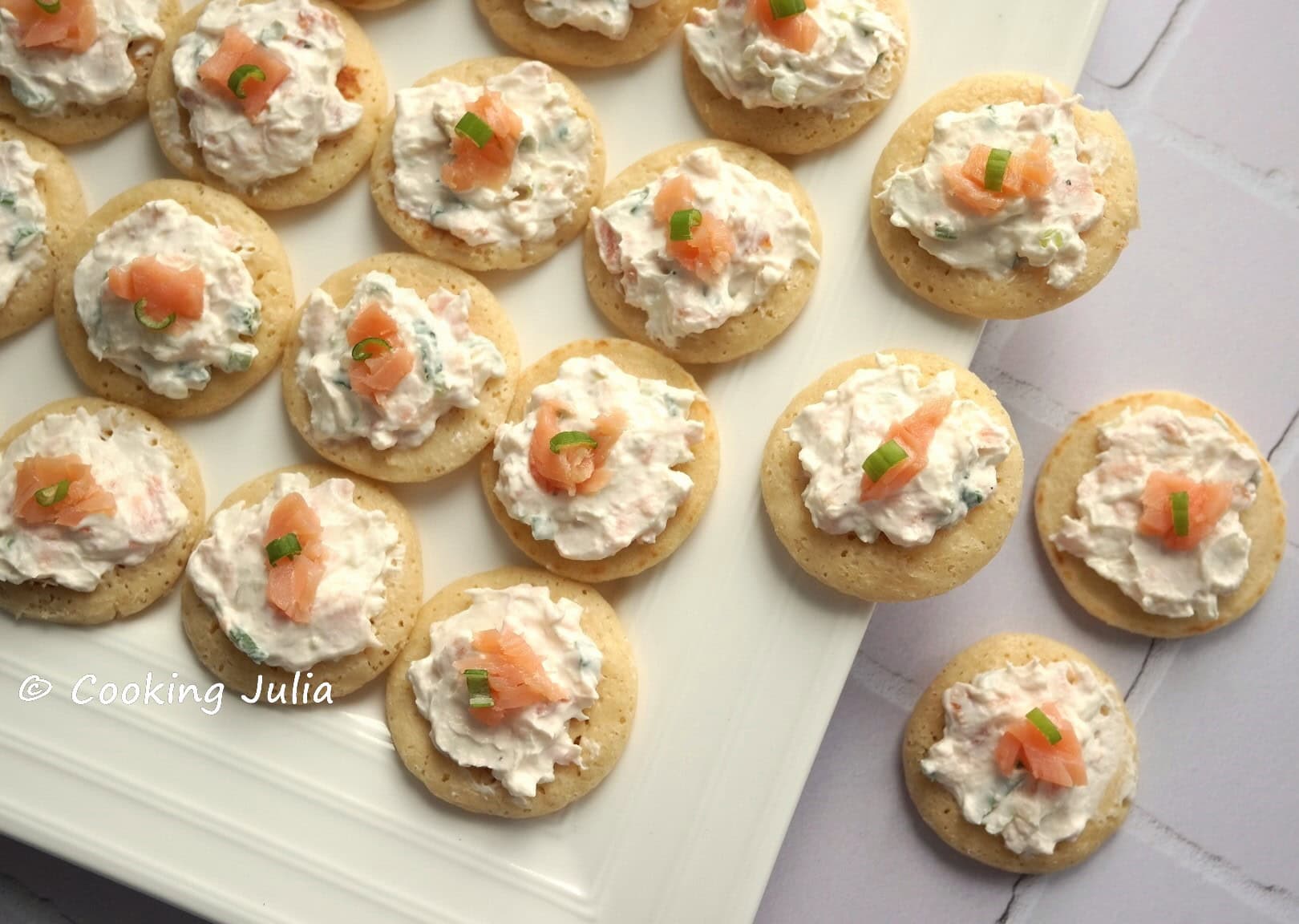 MINI-BLINIS AU SAUMON FUMÉ ET CREAM CHEESE