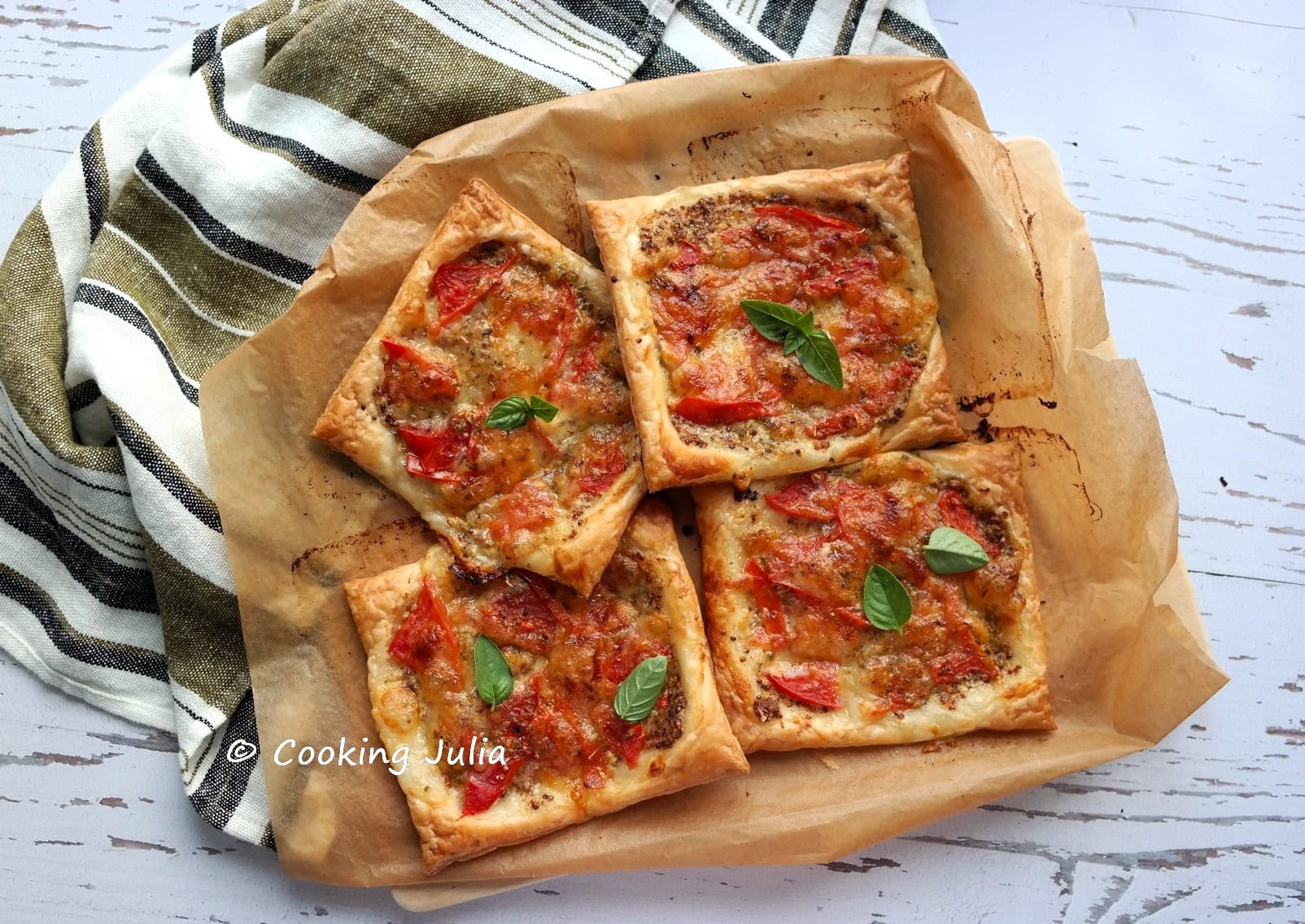 FEUILLETÉS À LA TOMATE ET À LA MOZZARELLA